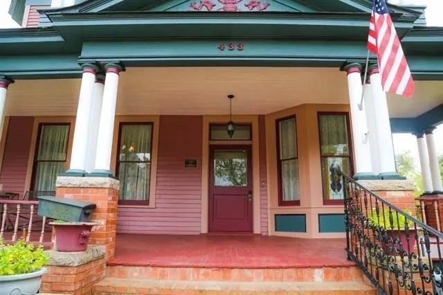 Single Family Residence For Sale in Lamar County , 433 W Washington Street, Paris, Texas 75460, 4 Bedroom, 3 Bathroom, 3 Garage spaces, 4,490 Sqft, built in 1890, Preowned, mls#21167635, Real Estate Agent in Paris, Homes For Sale in Lamar county, Homes For Sale in Paris, Realtor in Paris Texas, Real Estate Brokerage Independent Realty Texas, Luminita Cordes Realtor