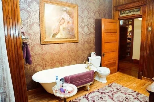 Single Family Residence For Sale in Lamar County , 433 W Washington Street, Paris, Texas 75460, 4 Bedroom, 3 Bathroom, 3 Garage spaces, 4,490 Sqft, built in 1890, Preowned, mls#21167635, Real Estate Agent in Paris, Homes For Sale in Lamar county, Homes For Sale in Paris, Realtor in Paris Texas, Real Estate Brokerage Independent Realty Texas, Luminita Cordes Realtor