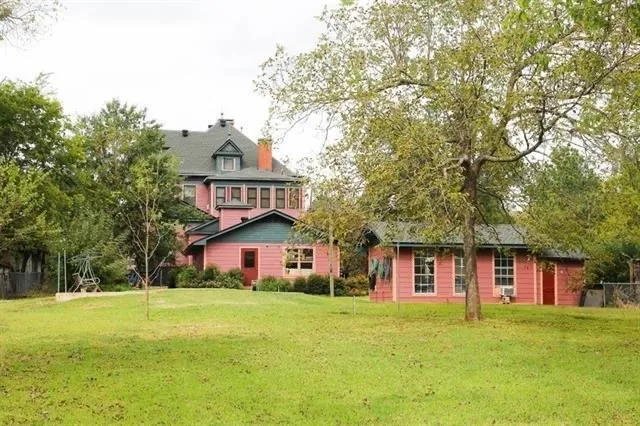 Single Family Residence For Sale in Lamar County , 433 W Washington Street, Paris, Texas 75460, 4 Bedroom, 3 Bathroom, 3 Garage spaces, 4,490 Sqft, built in 1890, Preowned, mls#21167635, Real Estate Agent in Paris, Homes For Sale in Lamar county, Homes For Sale in Paris, Realtor in Paris Texas, Real Estate Brokerage Independent Realty Texas, Luminita Cordes Realtor