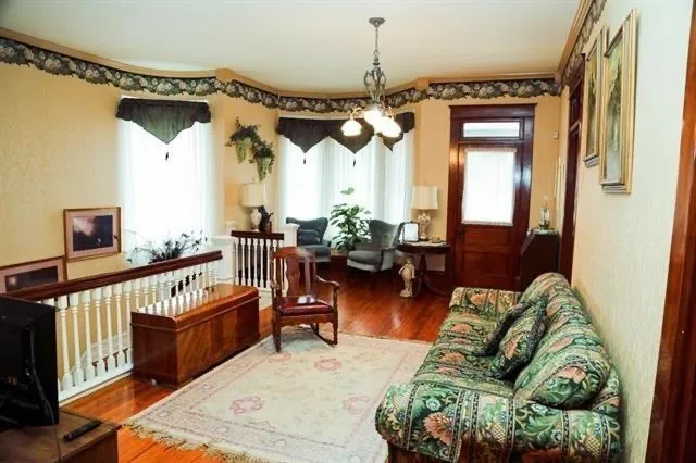 Single Family Residence For Sale in Lamar County , 433 W Washington Street, Paris, Texas 75460, 4 Bedroom, 3 Bathroom, 3 Garage spaces, 4,490 Sqft, built in 1890, Preowned, mls#21167635, Real Estate Agent in Paris, Homes For Sale in Lamar county, Homes For Sale in Paris, Realtor in Paris Texas, Real Estate Brokerage Independent Realty Texas, Luminita Cordes Realtor