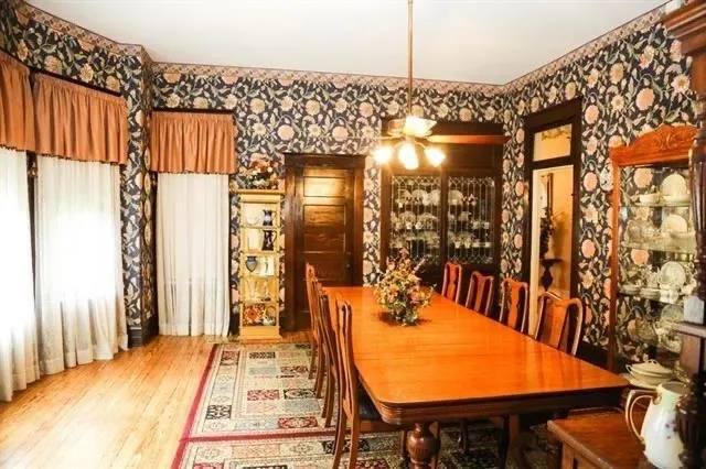 Single Family Residence For Sale in Lamar County , 433 W Washington Street, Paris, Texas 75460, 4 Bedroom, 3 Bathroom, 3 Garage spaces, 4,490 Sqft, built in 1890, Preowned, mls#21167635, Real Estate Agent in Paris, Homes For Sale in Lamar county, Homes For Sale in Paris, Realtor in Paris Texas, Real Estate Brokerage Independent Realty Texas, Luminita Cordes Realtor