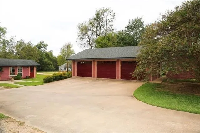 Single Family Residence For Sale in Lamar County , 433 W Washington Street, Paris, Texas 75460, 4 Bedroom, 3 Bathroom, 3 Garage spaces, 4,490 Sqft, built in 1890, Preowned, mls#21167635, Real Estate Agent in Paris, Homes For Sale in Lamar county, Homes For Sale in Paris, Realtor in Paris Texas, Real Estate Brokerage Independent Realty Texas, Luminita Cordes Realtor