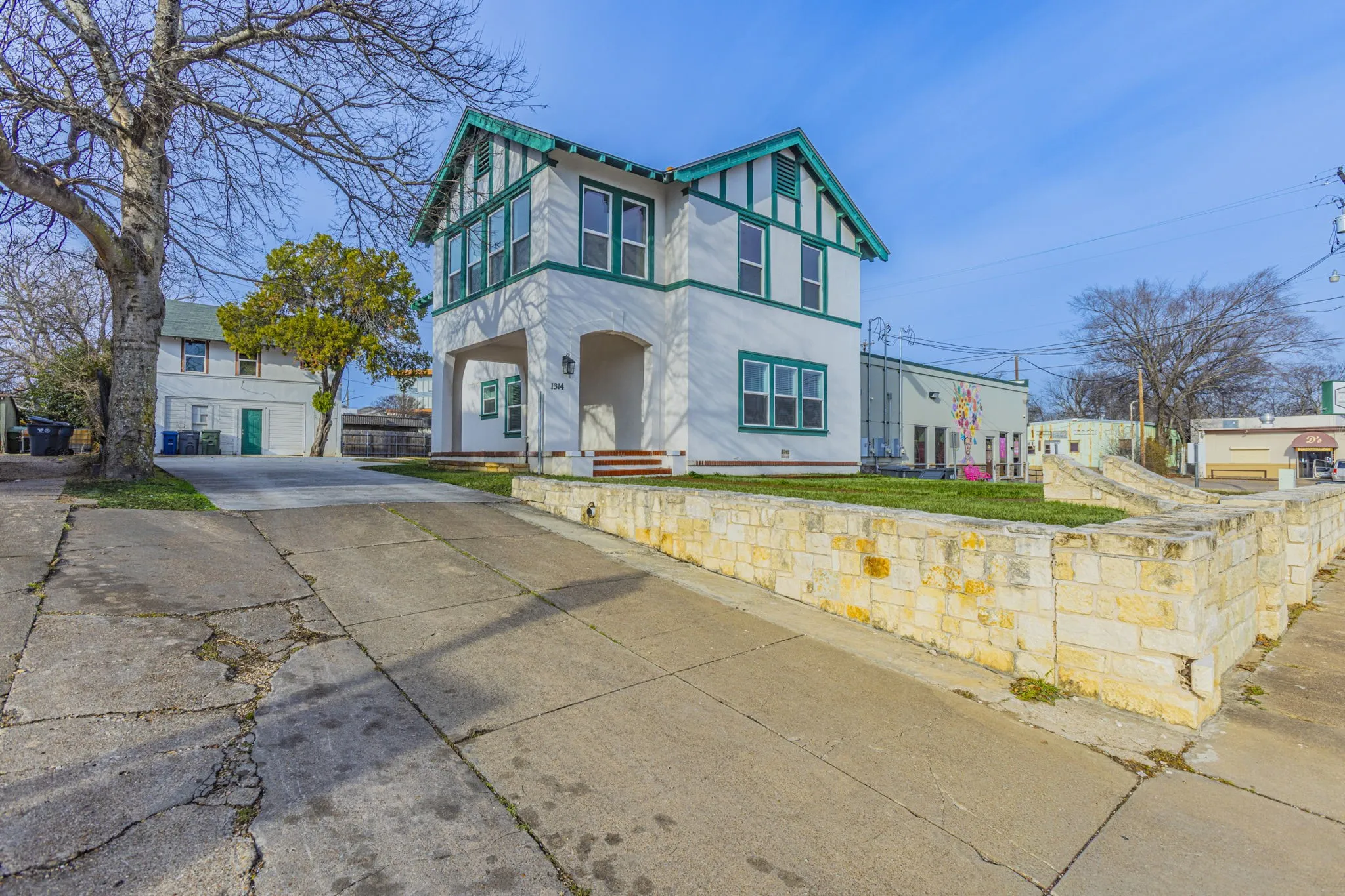 Single Family Residence For Sale in Mc Lennan County , 1314 N 15th Street, Waco, Texas 76707, 4 Bedroom, 2 Bathroom, Garage spaces, 2,122 Sqft, built in 1912, Preowned, mls#21160436, Real Estate Agent in Waco, Homes For Sale in Mc Lennan county, Homes For Sale in Waco, Realtor in Waco Texas, Real Estate Brokerage Independent Realty Texas, Luminita Cordes Realtor