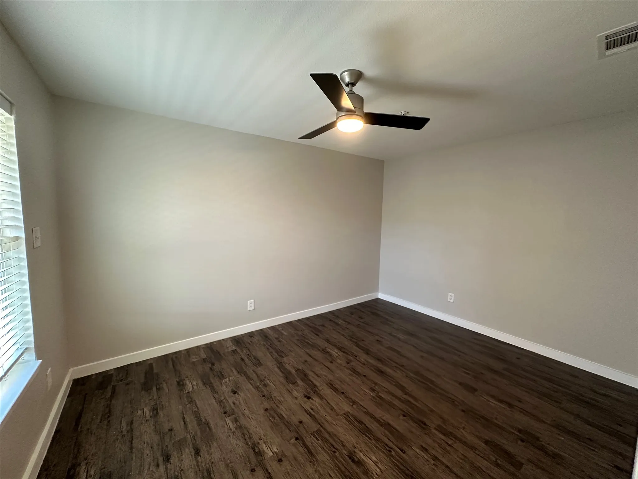 Apartment For Rent in Dallas County , 5408 Reiger Avenue 303, Dallas, Texas 75214, 2 Bedroom, 1 Bathroom, Garage spaces, 667 Sqft, built in 1986, Preowned, mls#21167975, Real Estate Agent in Dallas, Homes For Rent in Dallas county, Homes For Rent in Dallas, Realtor in Dallas Texas, Real Estate Brokerage Independent Realty Texas, Luminita Cordes Realtor