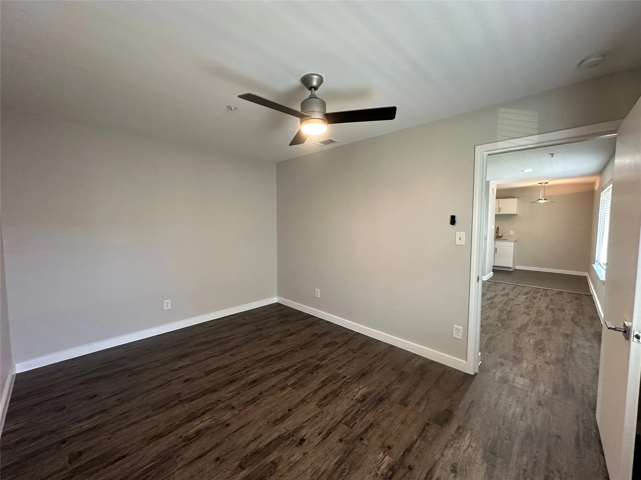 Apartment For Rent in Dallas County , 5408 Reiger Avenue 303, Dallas, Texas 75214, 2 Bedroom, 1 Bathroom, Garage spaces, 667 Sqft, built in 1986, Preowned, mls#21167975, Real Estate Agent in Dallas, Homes For Rent in Dallas county, Homes For Rent in Dallas, Realtor in Dallas Texas, Real Estate Brokerage Independent Realty Texas, Luminita Cordes Realtor