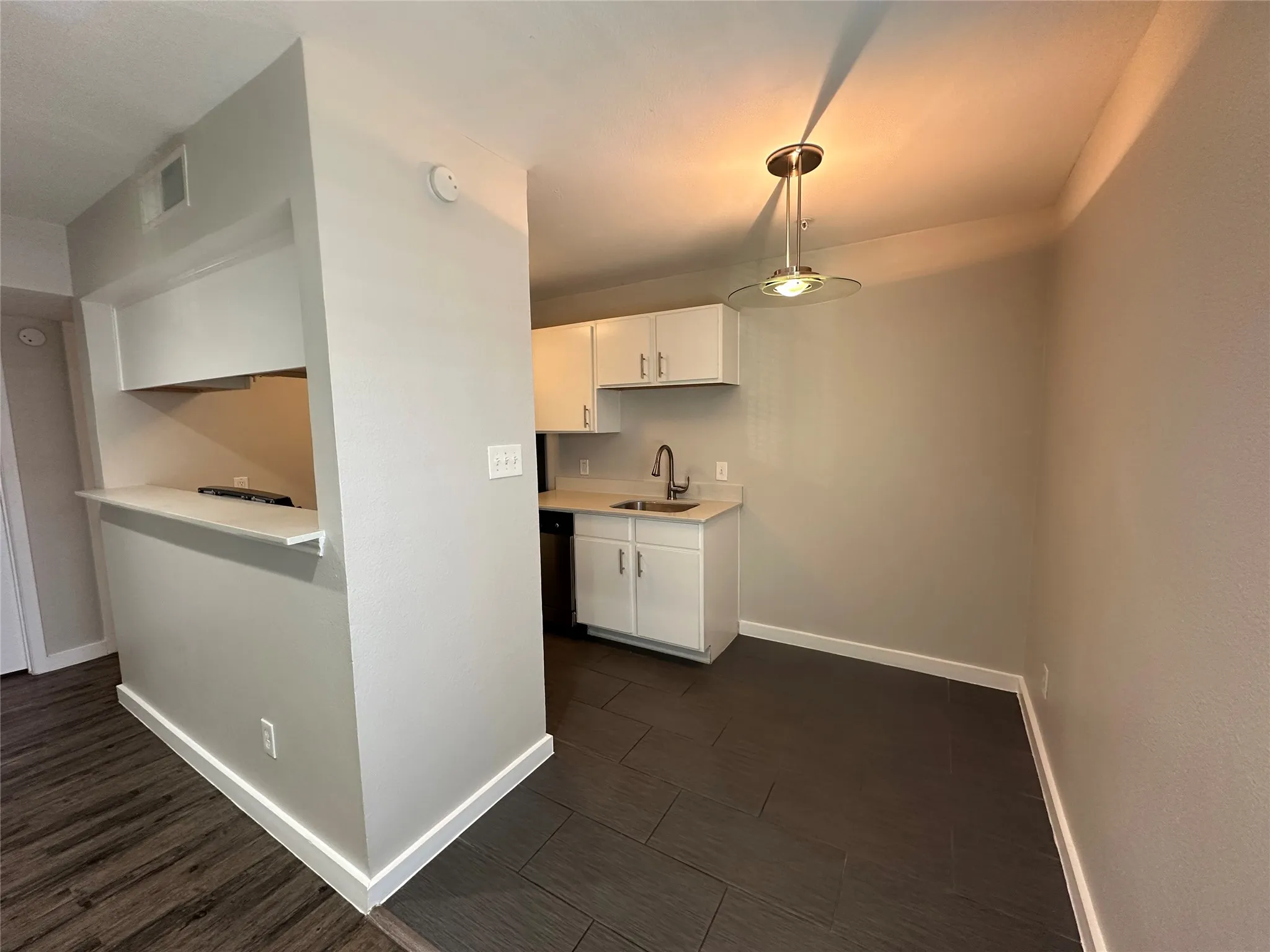 Apartment For Rent in Dallas County , 5408 Reiger Avenue 303, Dallas, Texas 75214, 2 Bedroom, 1 Bathroom, Garage spaces, 667 Sqft, built in 1986, Preowned, mls#21167975, Real Estate Agent in Dallas, Homes For Rent in Dallas county, Homes For Rent in Dallas, Realtor in Dallas Texas, Real Estate Brokerage Independent Realty Texas, Luminita Cordes Realtor