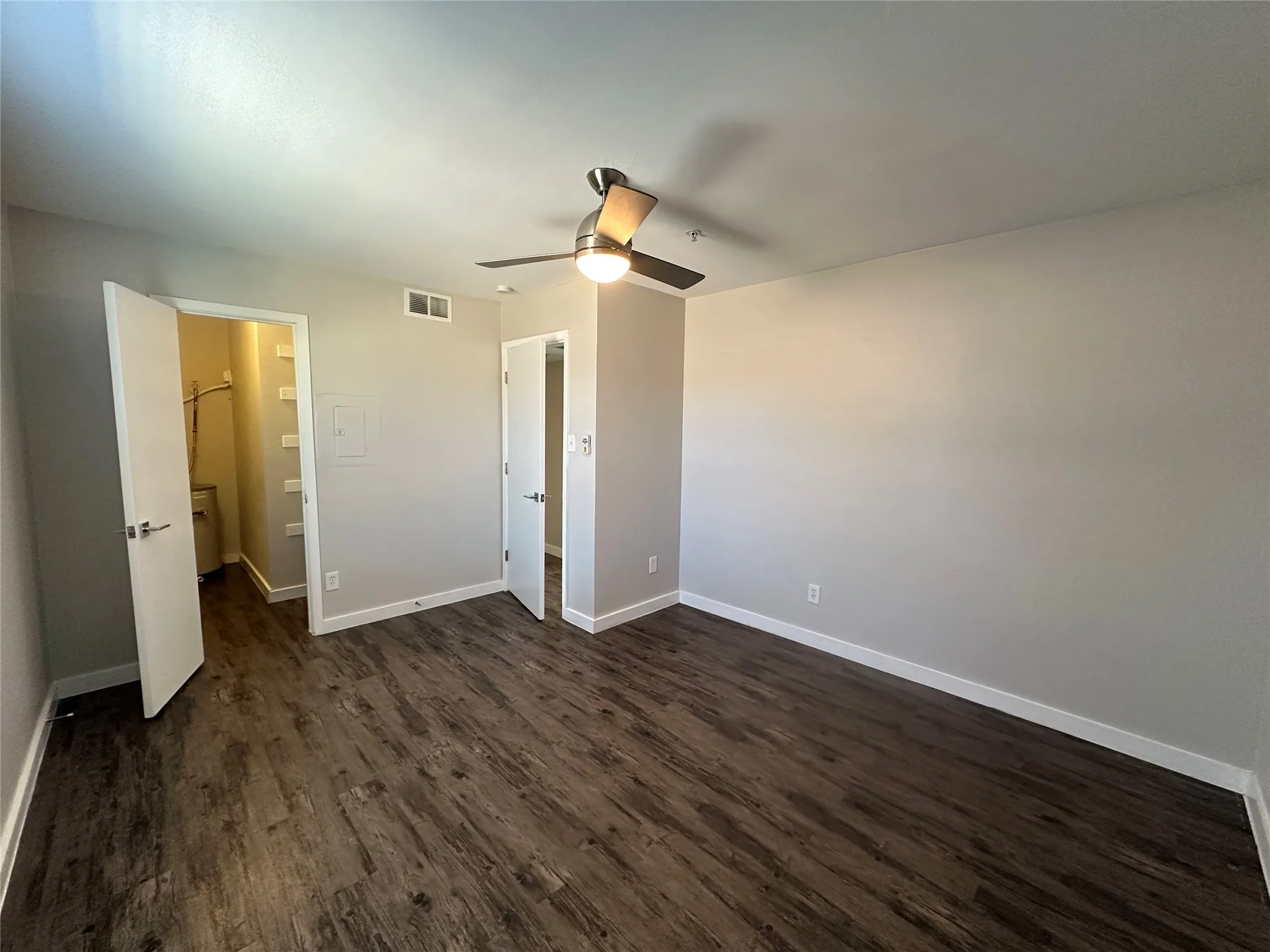 Apartment For Rent in Dallas County , 5408 Reiger Avenue 303, Dallas, Texas 75214, 2 Bedroom, 1 Bathroom, Garage spaces, 667 Sqft, built in 1986, Preowned, mls#21167975, Real Estate Agent in Dallas, Homes For Rent in Dallas county, Homes For Rent in Dallas, Realtor in Dallas Texas, Real Estate Brokerage Independent Realty Texas, Luminita Cordes Realtor