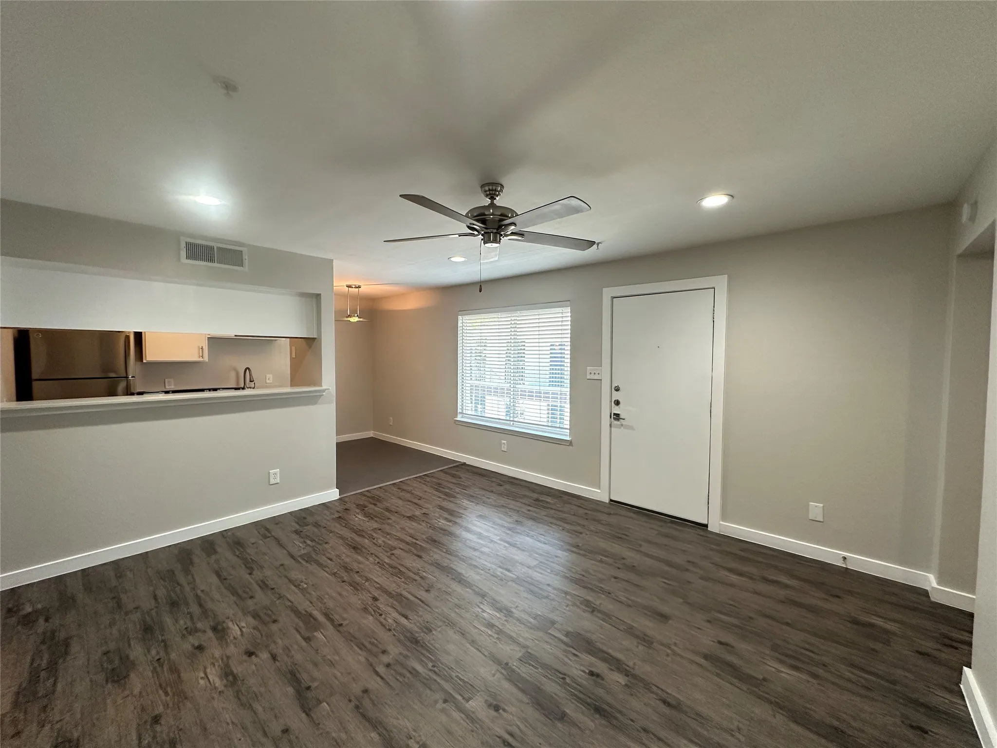 Apartment For Rent in Dallas County , 5408 Reiger Avenue 303, Dallas, Texas 75214, 2 Bedroom, 1 Bathroom, Garage spaces, 667 Sqft, built in 1986, Preowned, mls#21167975, Real Estate Agent in Dallas, Homes For Rent in Dallas county, Homes For Rent in Dallas, Realtor in Dallas Texas, Real Estate Brokerage Independent Realty Texas, Luminita Cordes Realtor