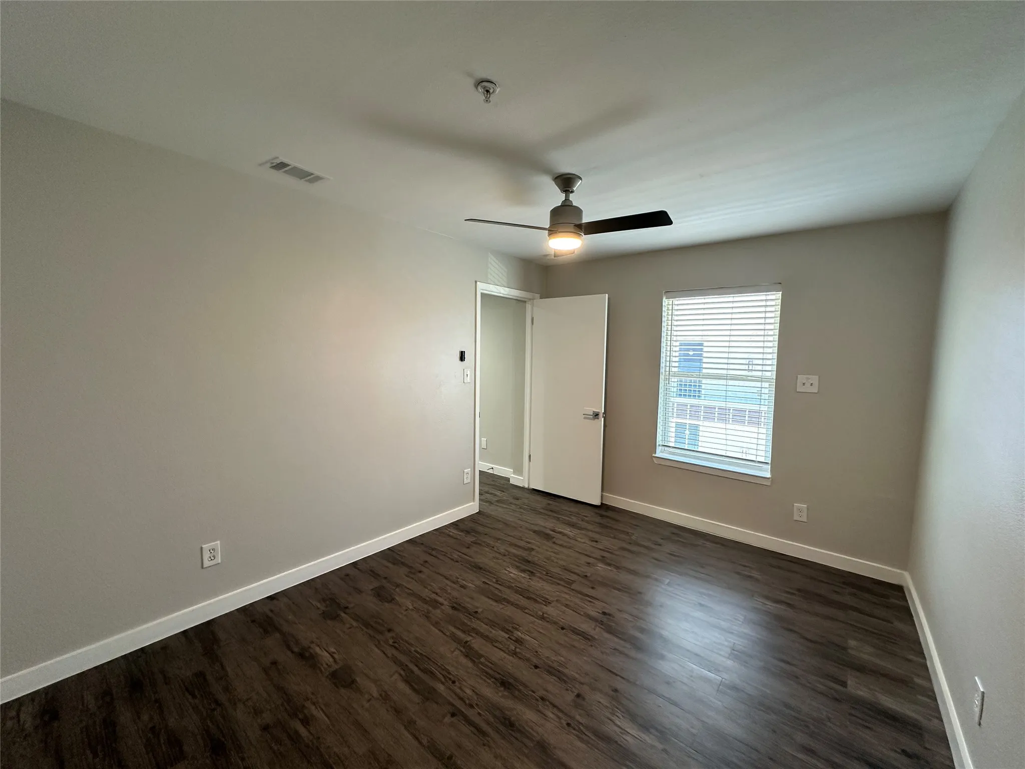 Apartment For Rent in Dallas County , 5408 Reiger Avenue 303, Dallas, Texas 75214, 2 Bedroom, 1 Bathroom, Garage spaces, 667 Sqft, built in 1986, Preowned, mls#21167975, Real Estate Agent in Dallas, Homes For Rent in Dallas county, Homes For Rent in Dallas, Realtor in Dallas Texas, Real Estate Brokerage Independent Realty Texas, Luminita Cordes Realtor