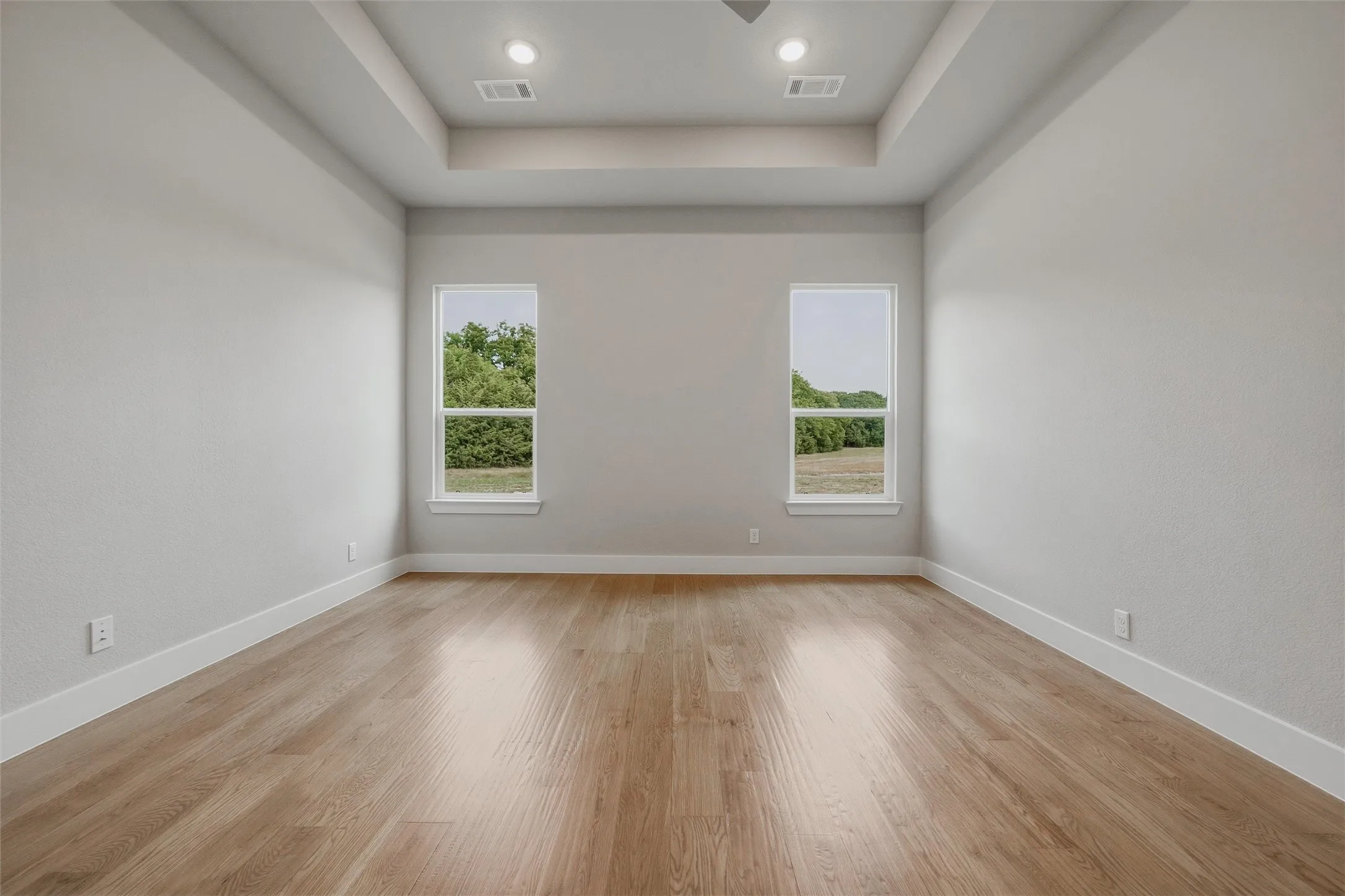 Tray ceiling with recessed lighting