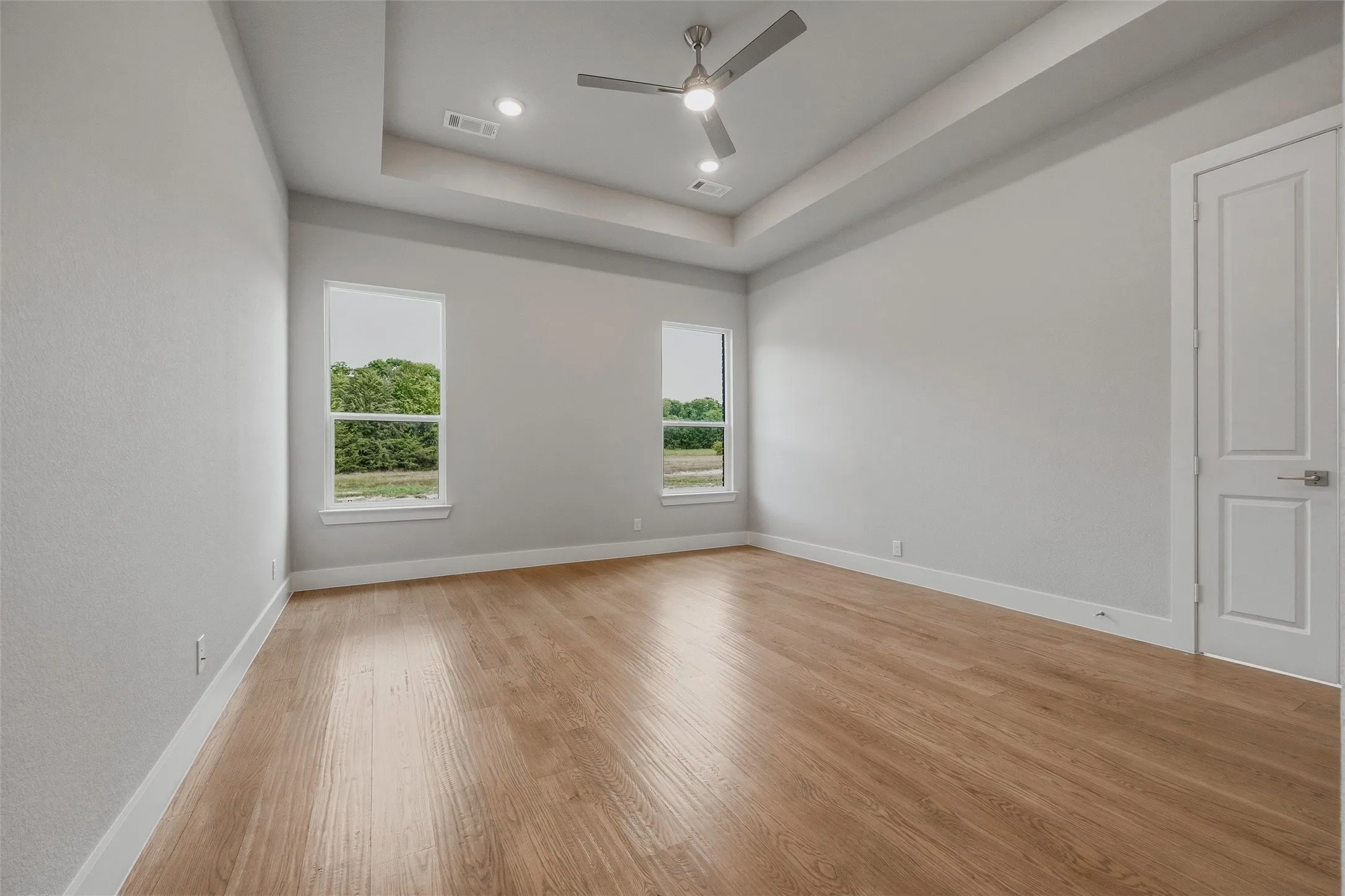 Tray ceiling with recessed lighting and a ceiling fan