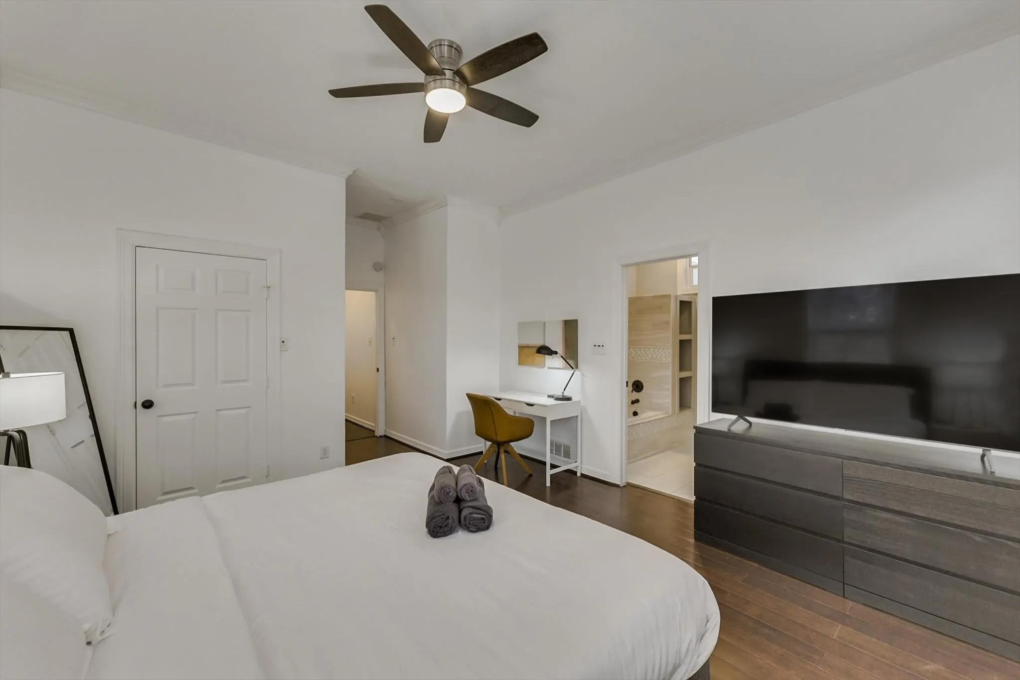 Single Family Residence For Sale in Dallas County , 909 Elsbeth Street, Dallas, Texas 75208, 3 Bedroom, 3 Bathroom, Garage spaces, 1,789 Sqft, built in 1945, mls#21168018, Real Estate Agent in Dallas, Homes For Sale in Dallas county, Homes For Sale in Dallas, Realtor in Dallas Texas, Real Estate Brokerage Independent Realty Texas, Luminita Cordes Realtor