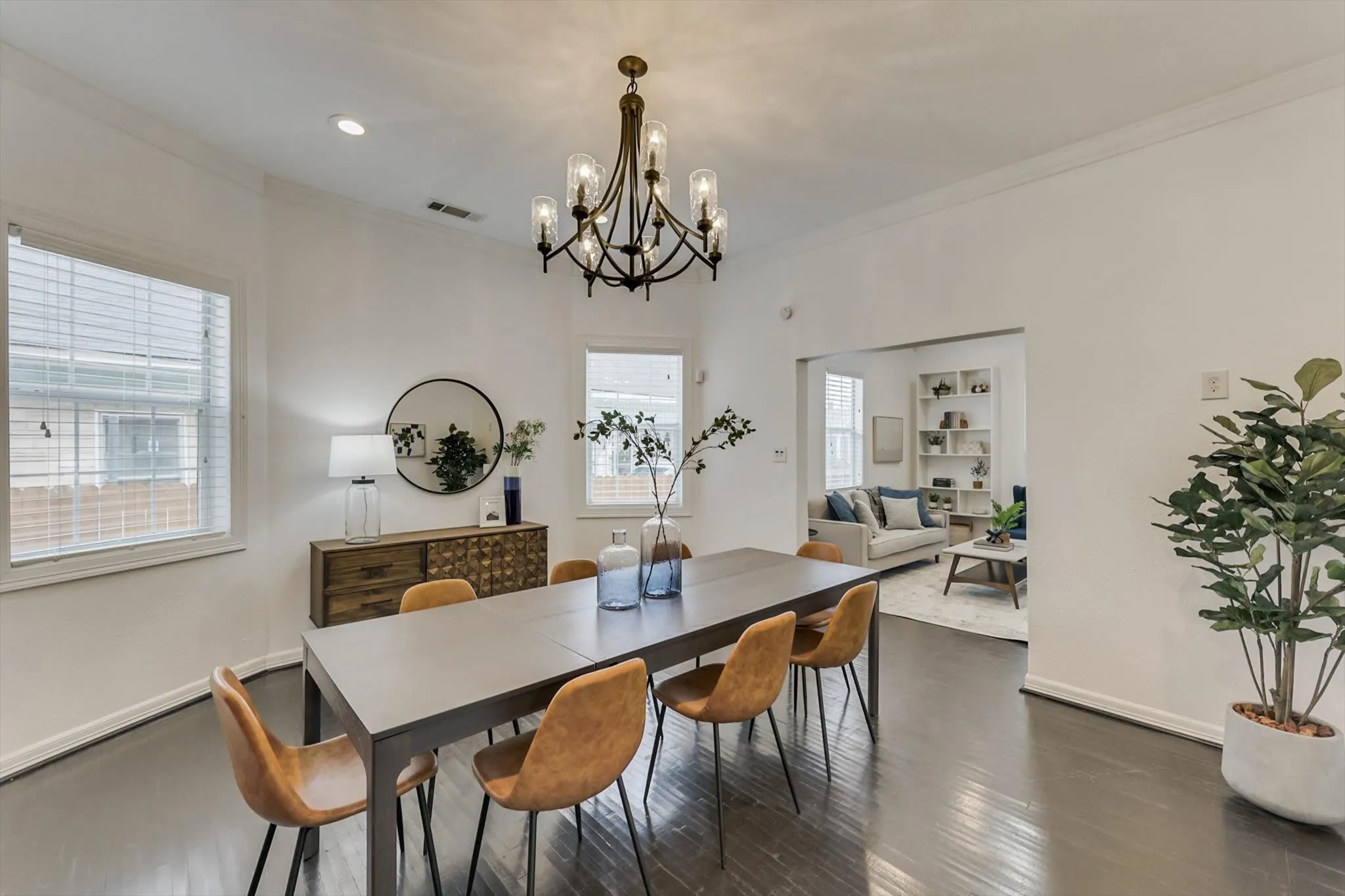 Single Family Residence For Sale in Dallas County , 909 Elsbeth Street, Dallas, Texas 75208, 3 Bedroom, 3 Bathroom, Garage spaces, 1,789 Sqft, built in 1945, mls#21168018, Real Estate Agent in Dallas, Homes For Sale in Dallas county, Homes For Sale in Dallas, Realtor in Dallas Texas, Real Estate Brokerage Independent Realty Texas, Luminita Cordes Realtor