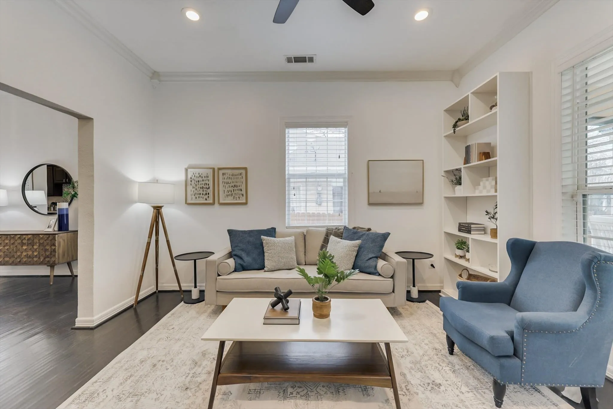 Single Family Residence For Sale in Dallas County , 909 Elsbeth Street, Dallas, Texas 75208, 3 Bedroom, 3 Bathroom, Garage spaces, 1,789 Sqft, built in 1945, mls#21168018, Real Estate Agent in Dallas, Homes For Sale in Dallas county, Homes For Sale in Dallas, Realtor in Dallas Texas, Real Estate Brokerage Independent Realty Texas, Luminita Cordes Realtor
