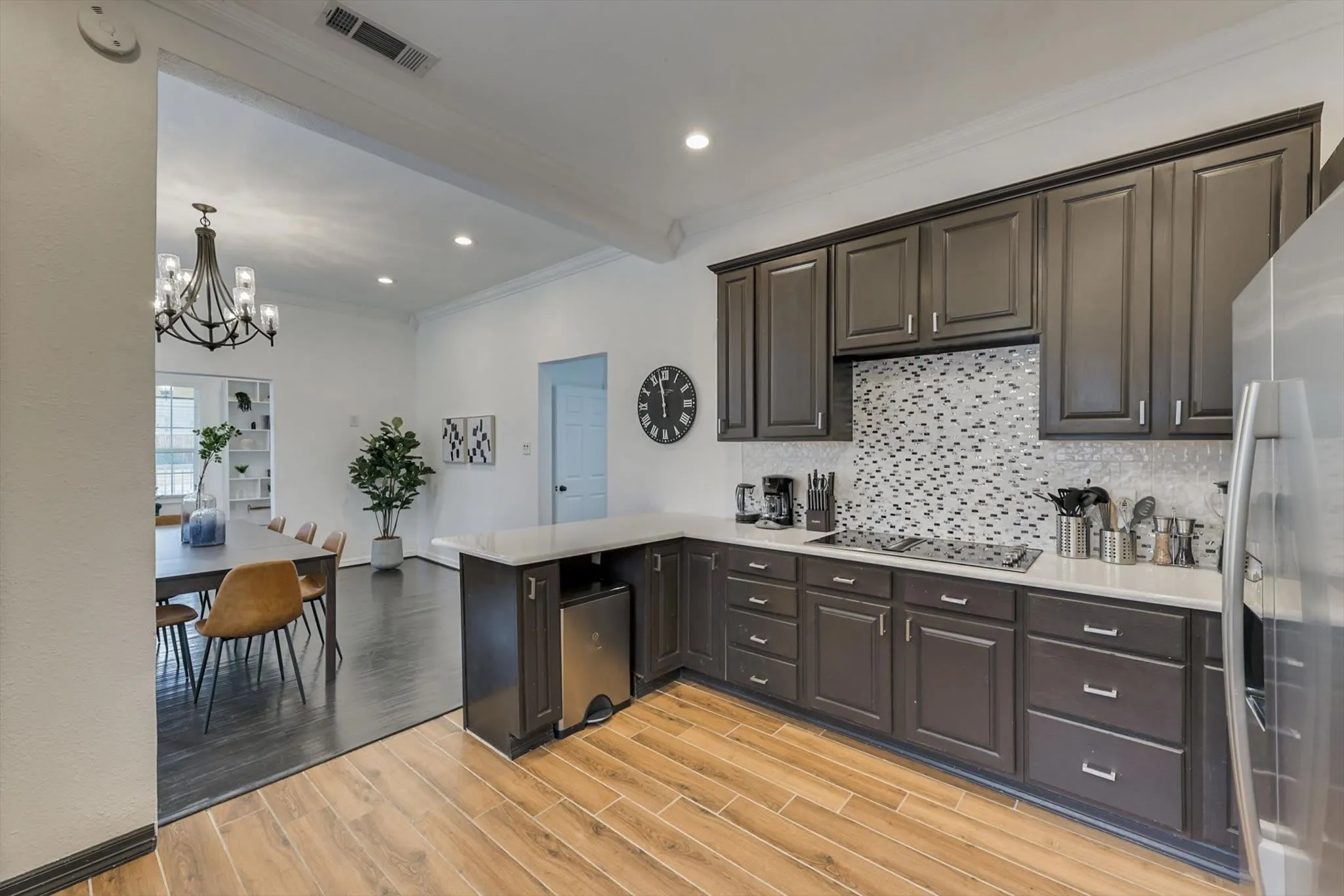 Single Family Residence For Sale in Dallas County , 909 Elsbeth Street, Dallas, Texas 75208, 3 Bedroom, 3 Bathroom, Garage spaces, 1,789 Sqft, built in 1945, mls#21168018, Real Estate Agent in Dallas, Homes For Sale in Dallas county, Homes For Sale in Dallas, Realtor in Dallas Texas, Real Estate Brokerage Independent Realty Texas, Luminita Cordes Realtor