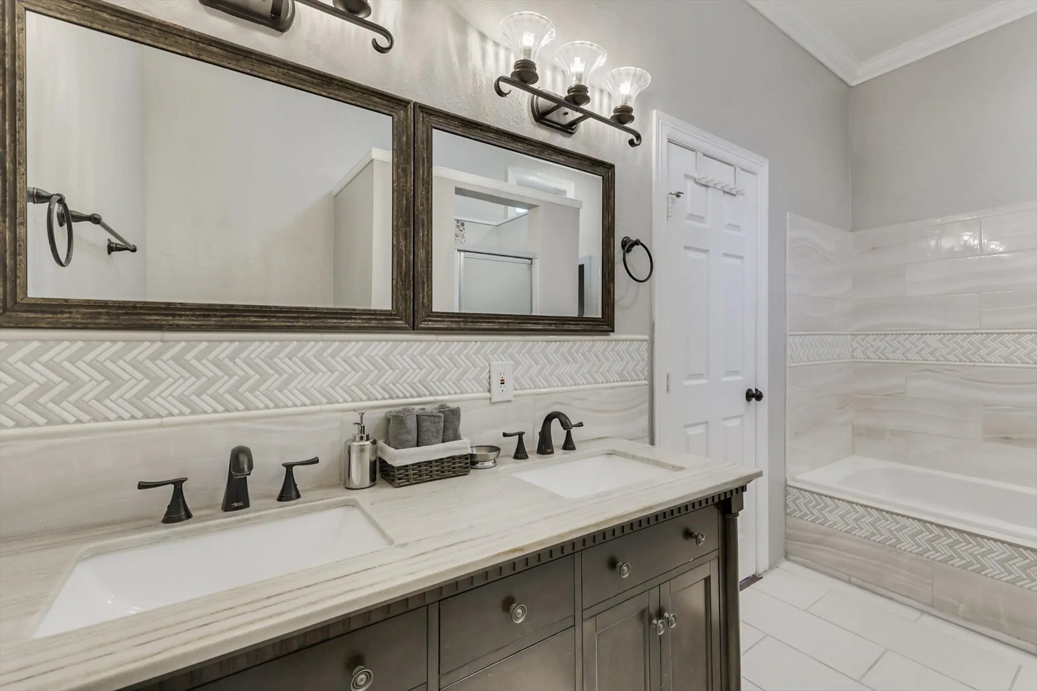 Single Family Residence For Sale in Dallas County , 909 Elsbeth Street, Dallas, Texas 75208, 3 Bedroom, 3 Bathroom, Garage spaces, 1,789 Sqft, built in 1945, mls#21168018, Real Estate Agent in Dallas, Homes For Sale in Dallas county, Homes For Sale in Dallas, Realtor in Dallas Texas, Real Estate Brokerage Independent Realty Texas, Luminita Cordes Realtor