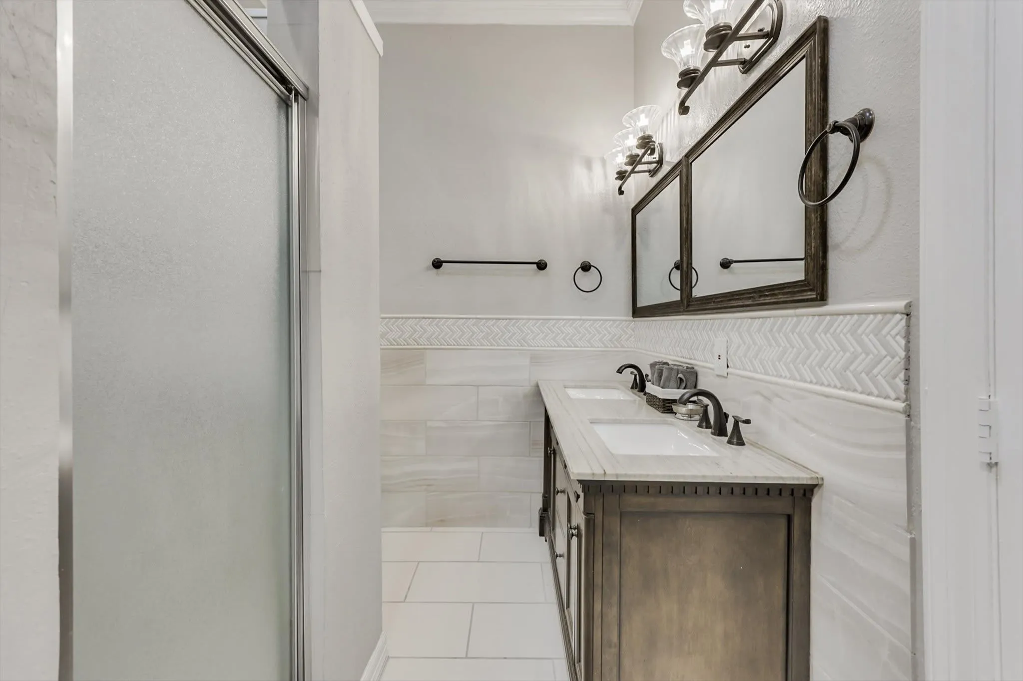 Single Family Residence For Sale in Dallas County , 909 Elsbeth Street, Dallas, Texas 75208, 3 Bedroom, 3 Bathroom, Garage spaces, 1,789 Sqft, built in 1945, mls#21168018, Real Estate Agent in Dallas, Homes For Sale in Dallas county, Homes For Sale in Dallas, Realtor in Dallas Texas, Real Estate Brokerage Independent Realty Texas, Luminita Cordes Realtor
