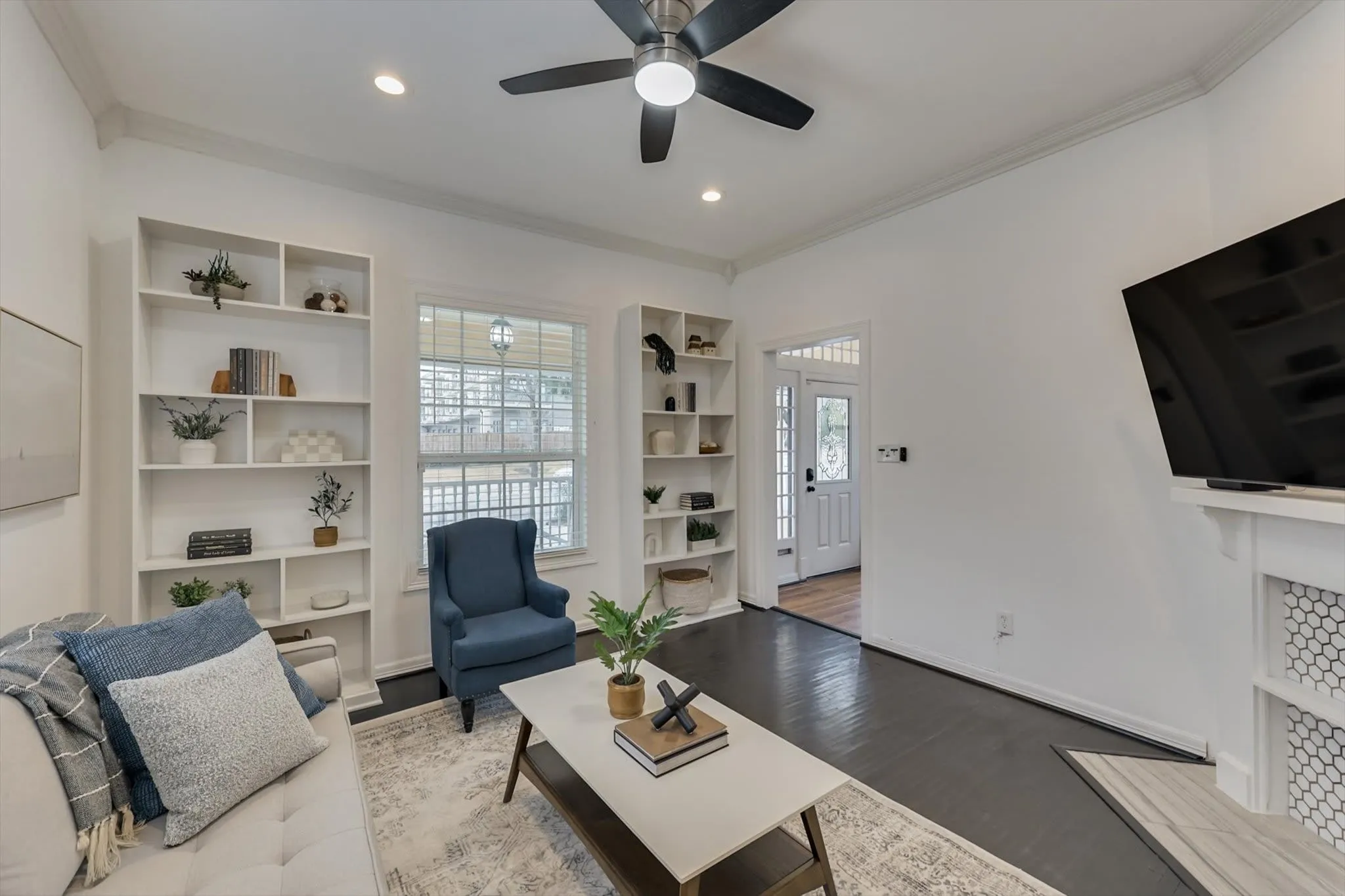 Single Family Residence For Sale in Dallas County , 909 Elsbeth Street, Dallas, Texas 75208, 3 Bedroom, 3 Bathroom, Garage spaces, 1,789 Sqft, built in 1945, mls#21168018, Real Estate Agent in Dallas, Homes For Sale in Dallas county, Homes For Sale in Dallas, Realtor in Dallas Texas, Real Estate Brokerage Independent Realty Texas, Luminita Cordes Realtor
