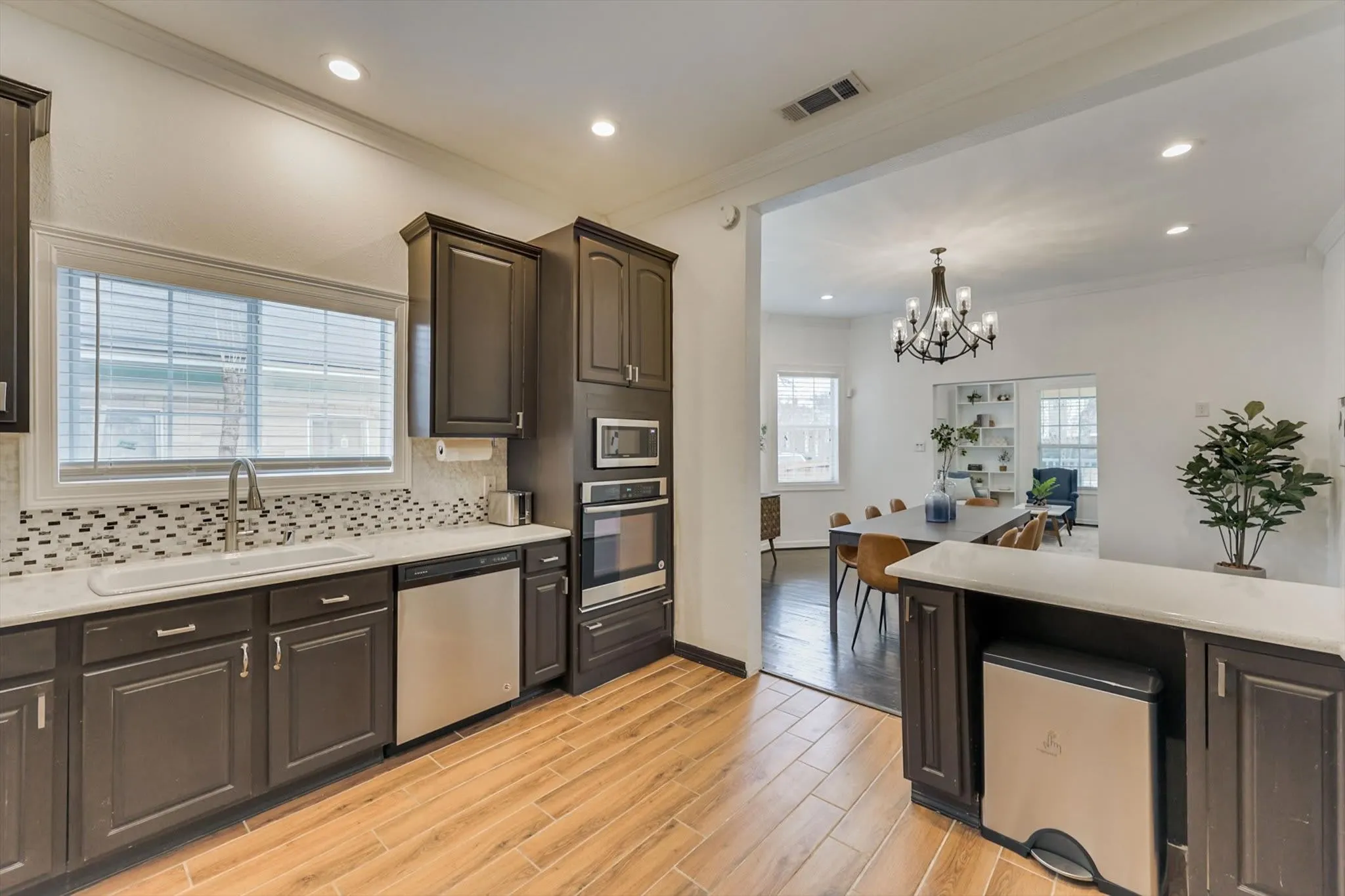 Single Family Residence For Sale in Dallas County , 909 Elsbeth Street, Dallas, Texas 75208, 3 Bedroom, 3 Bathroom, Garage spaces, 1,789 Sqft, built in 1945, mls#21168018, Real Estate Agent in Dallas, Homes For Sale in Dallas county, Homes For Sale in Dallas, Realtor in Dallas Texas, Real Estate Brokerage Independent Realty Texas, Luminita Cordes Realtor