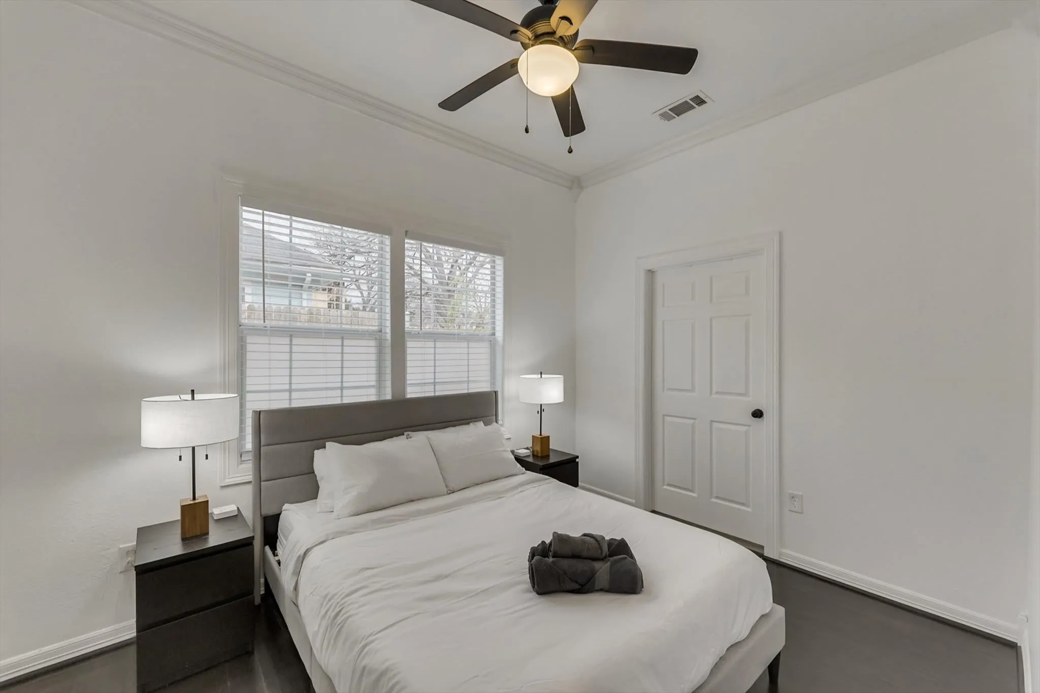 Single Family Residence For Sale in Dallas County , 909 Elsbeth Street, Dallas, Texas 75208, 3 Bedroom, 3 Bathroom, Garage spaces, 1,789 Sqft, built in 1945, mls#21168018, Real Estate Agent in Dallas, Homes For Sale in Dallas county, Homes For Sale in Dallas, Realtor in Dallas Texas, Real Estate Brokerage Independent Realty Texas, Luminita Cordes Realtor