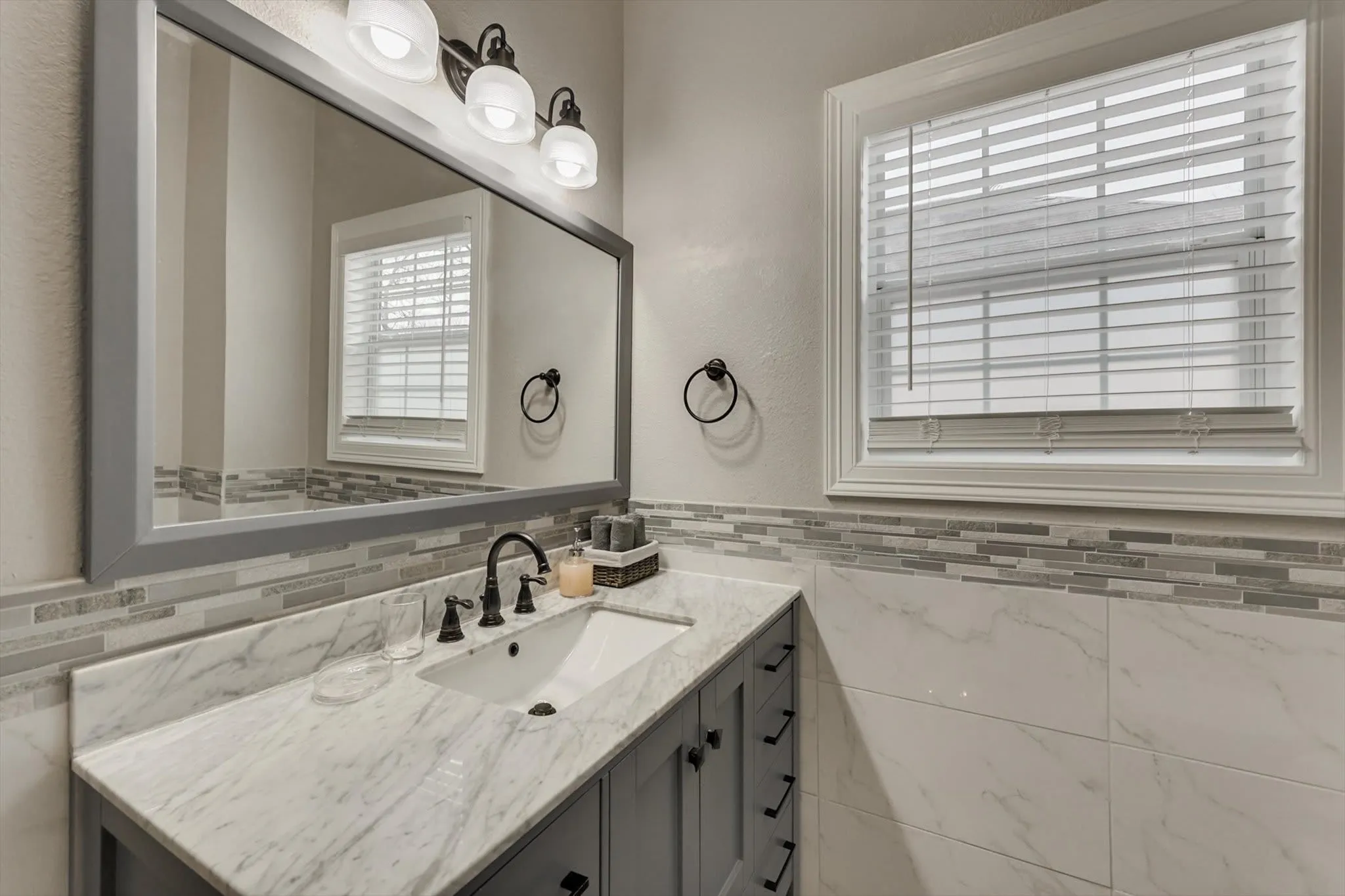 Single Family Residence For Sale in Dallas County , 909 Elsbeth Street, Dallas, Texas 75208, 3 Bedroom, 3 Bathroom, Garage spaces, 1,789 Sqft, built in 1945, mls#21168018, Real Estate Agent in Dallas, Homes For Sale in Dallas county, Homes For Sale in Dallas, Realtor in Dallas Texas, Real Estate Brokerage Independent Realty Texas, Luminita Cordes Realtor