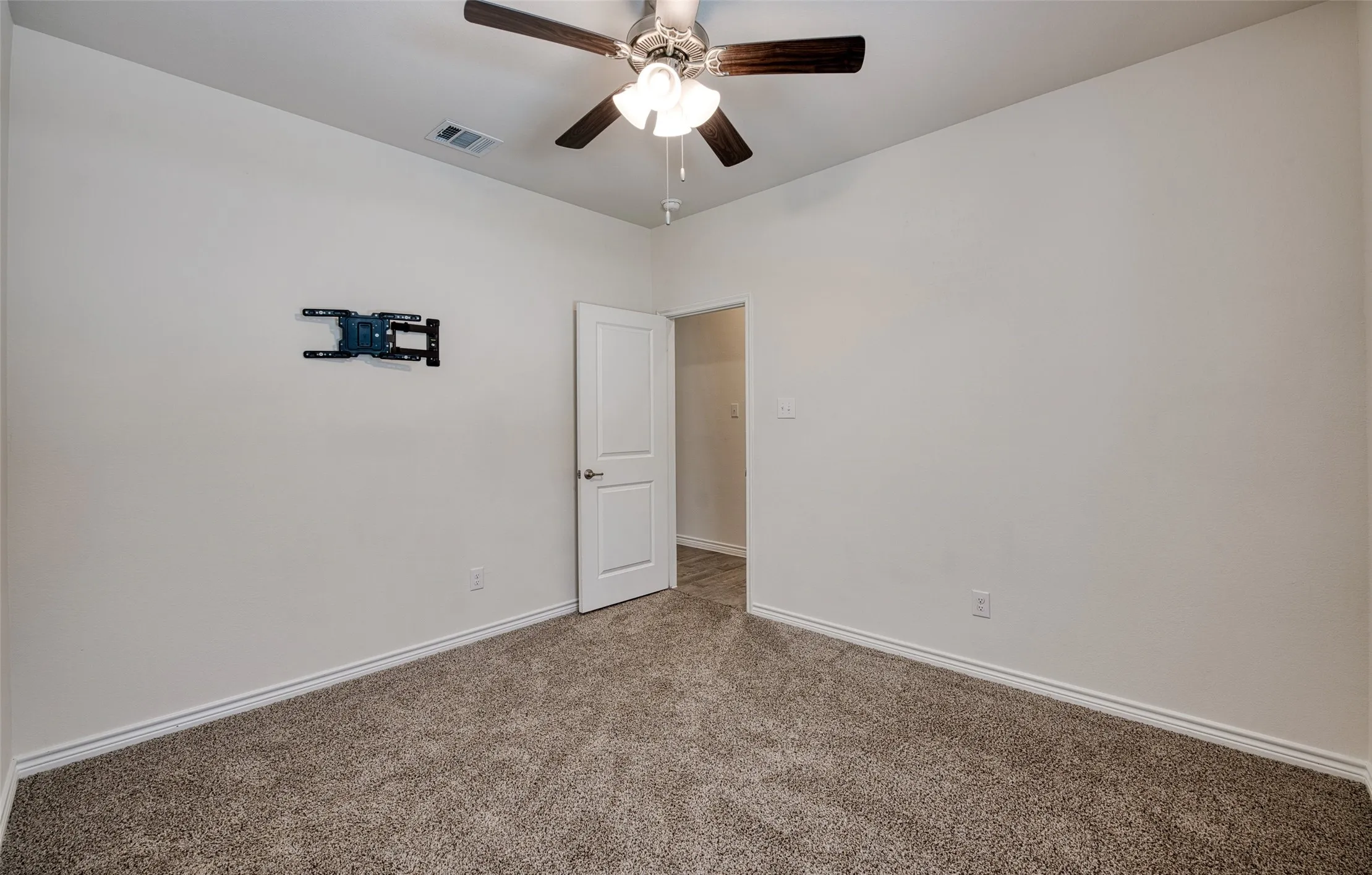 Unfurnished room with carpet and a ceiling fan