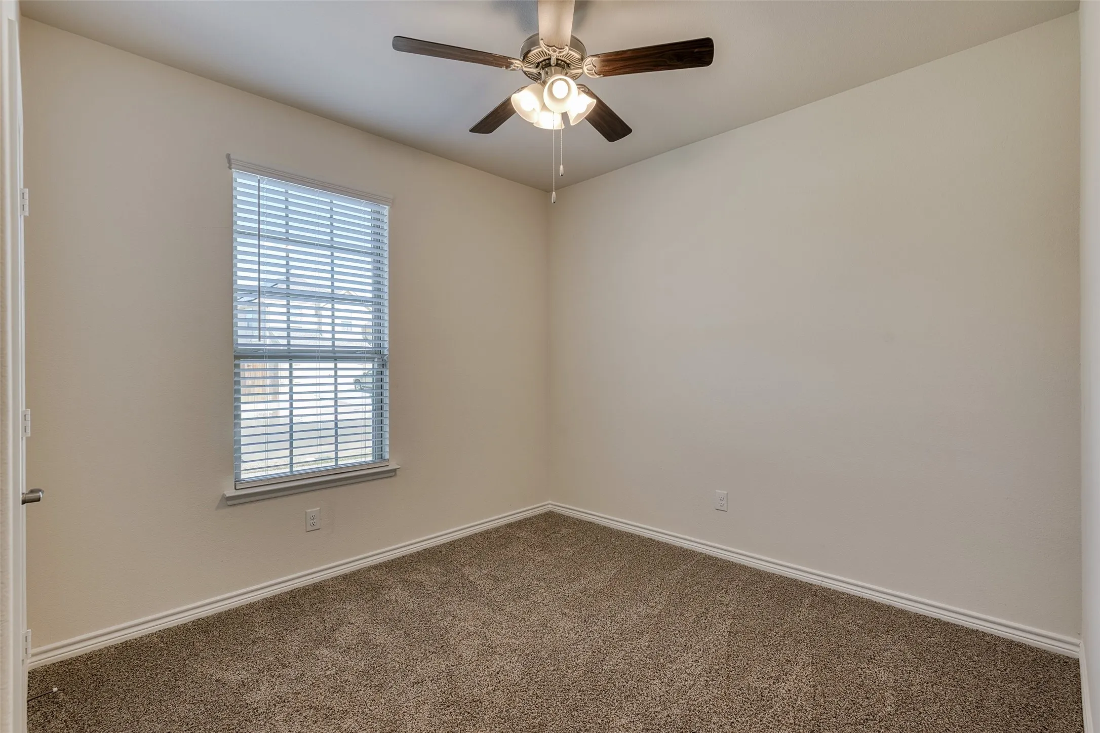 Unfurnished room with carpet floors and ceiling fan