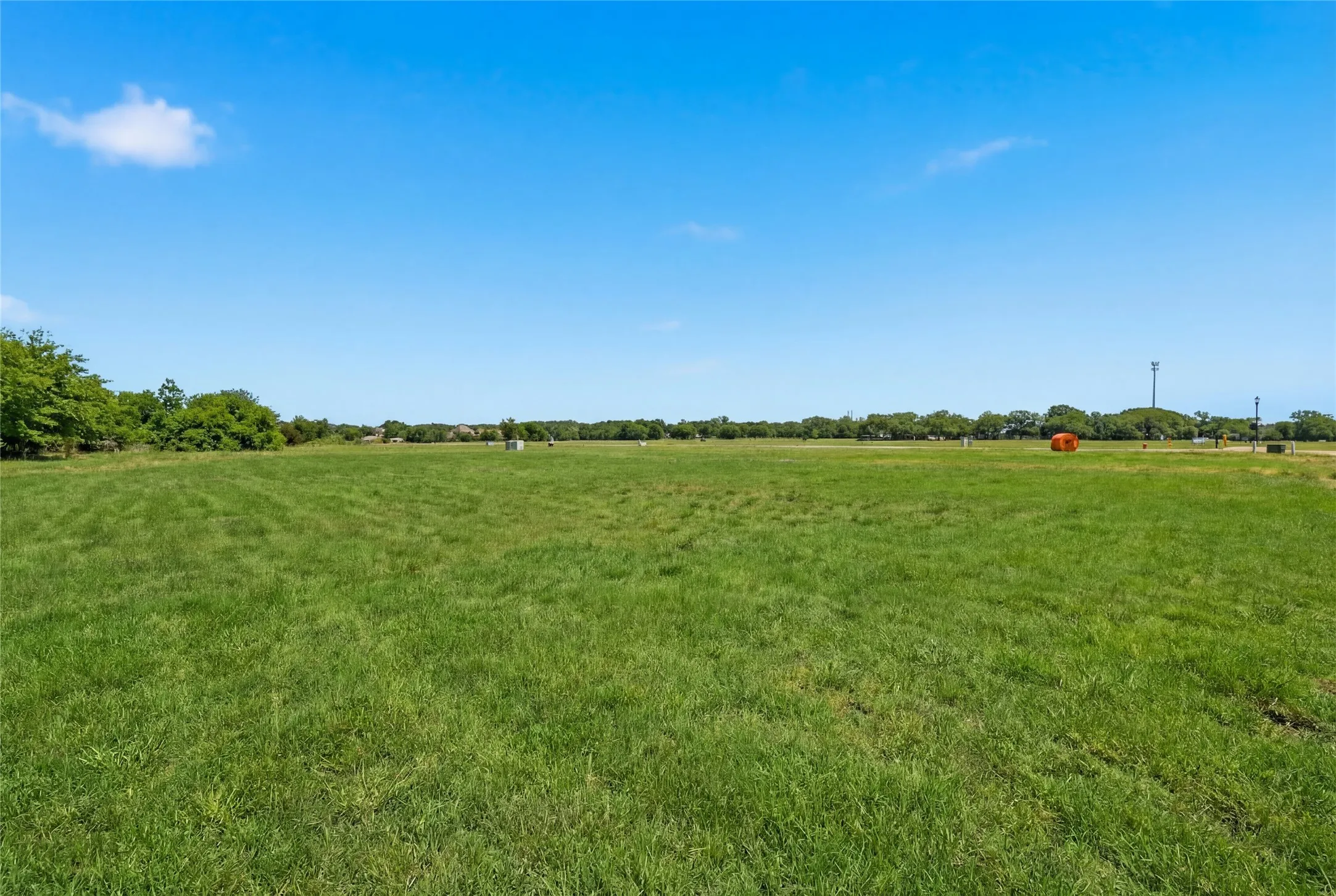 This is a photograph of Lot 3 Block H and was captured in February. It has been digitally enhanced to emphasize the presence of leaves and grass.