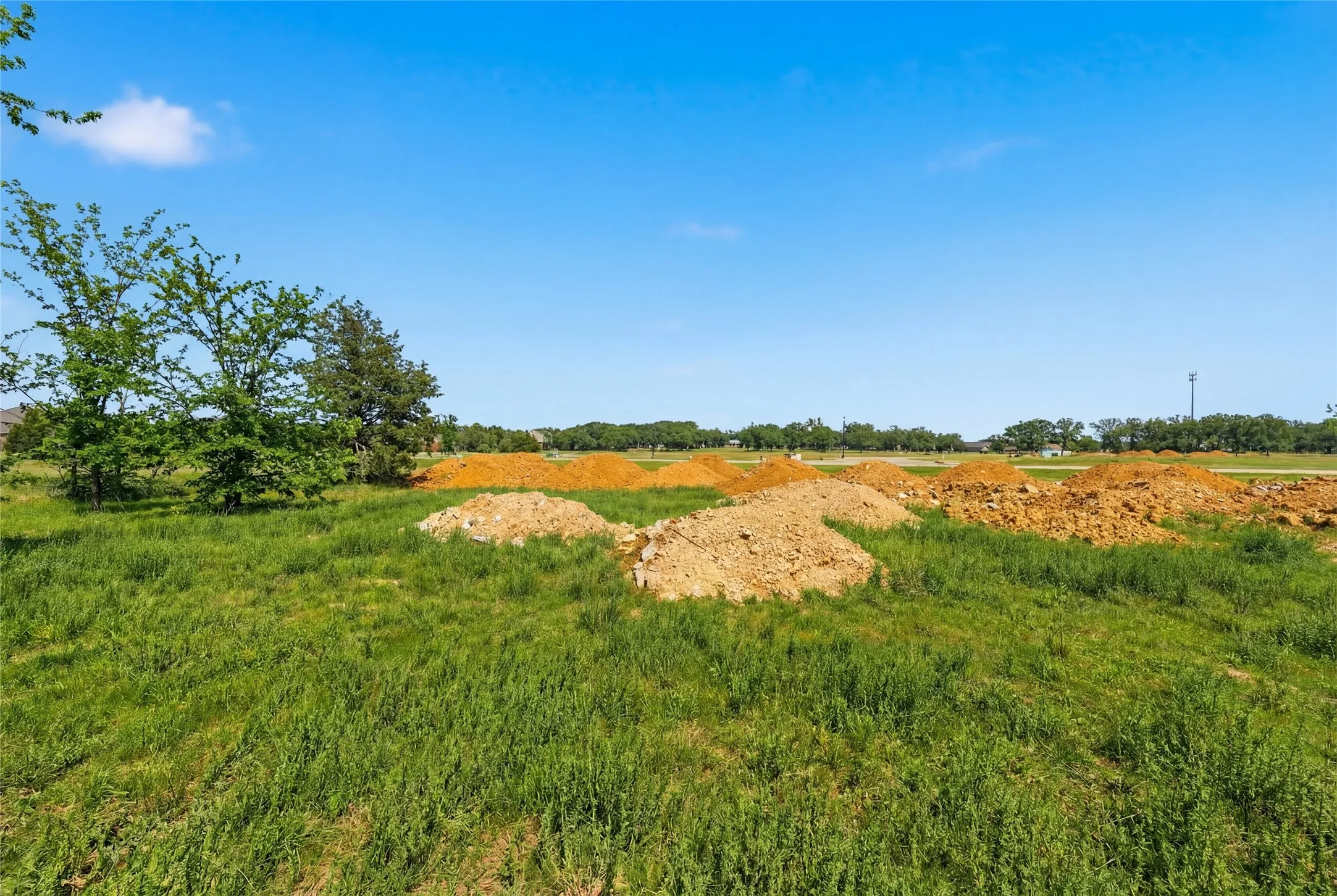 This is a photograph of Lot 6 Block H and was captured in February. It has been digitally enhanced to emphasize the presence of leaves and grass.