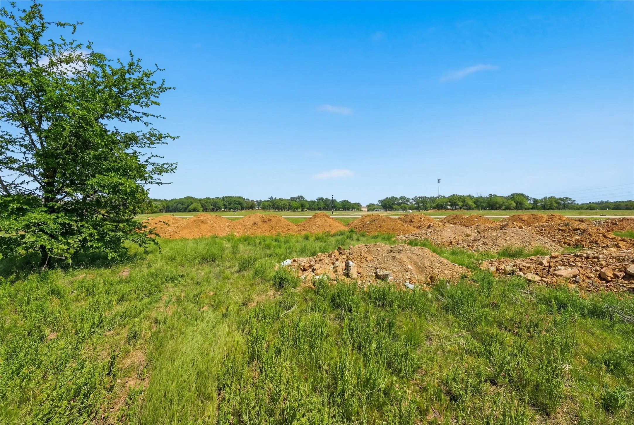 This is a photograph of Lot 6 Block H and was captured in February. It has been digitally enhanced to emphasize the presence of leaves and grass.