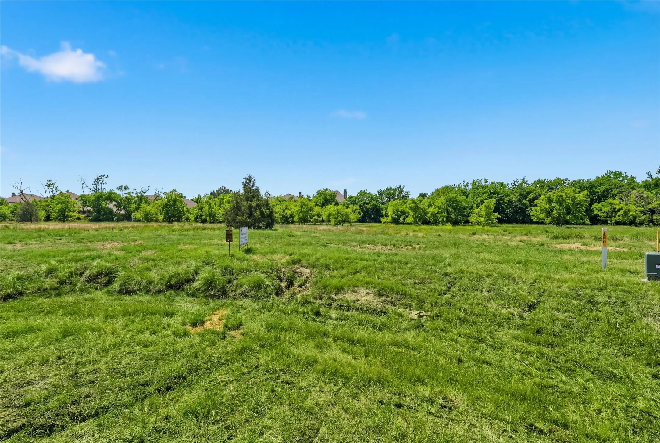 This is a photograph of Lot 8 Block H and was captured in February. It has been digitally enhanced to emphasize the presence of leaves and grass.