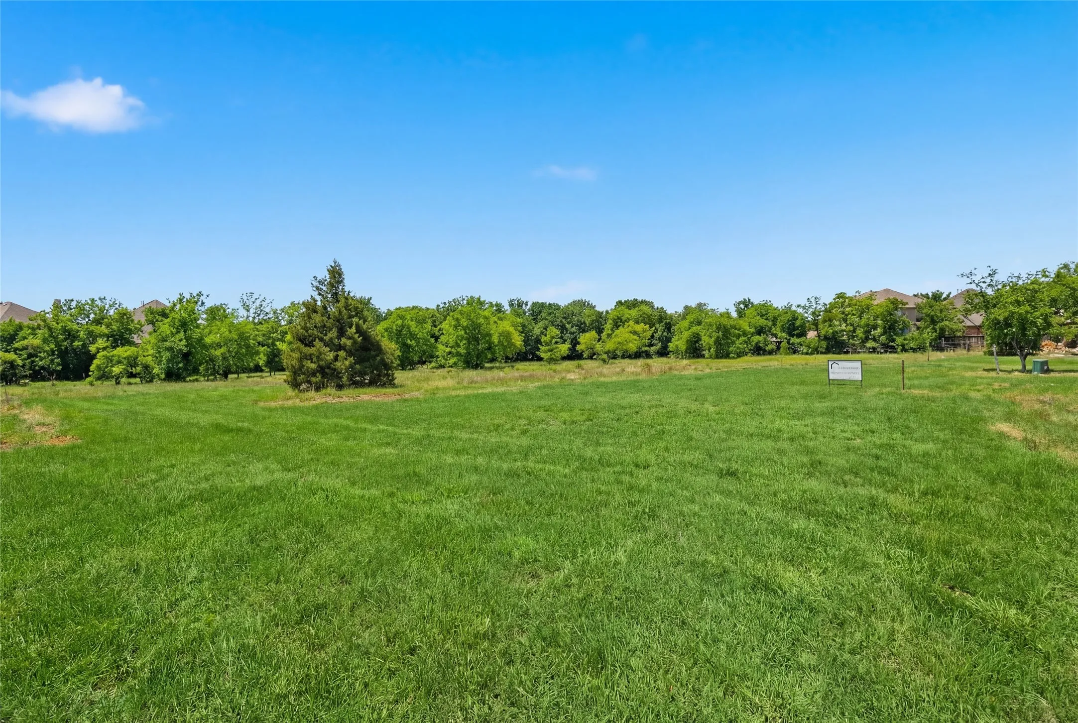 This is a photograph of Lot 8 Block H and was captured in February. It has been digitally enhanced to emphasize the presence of leaves and grass.