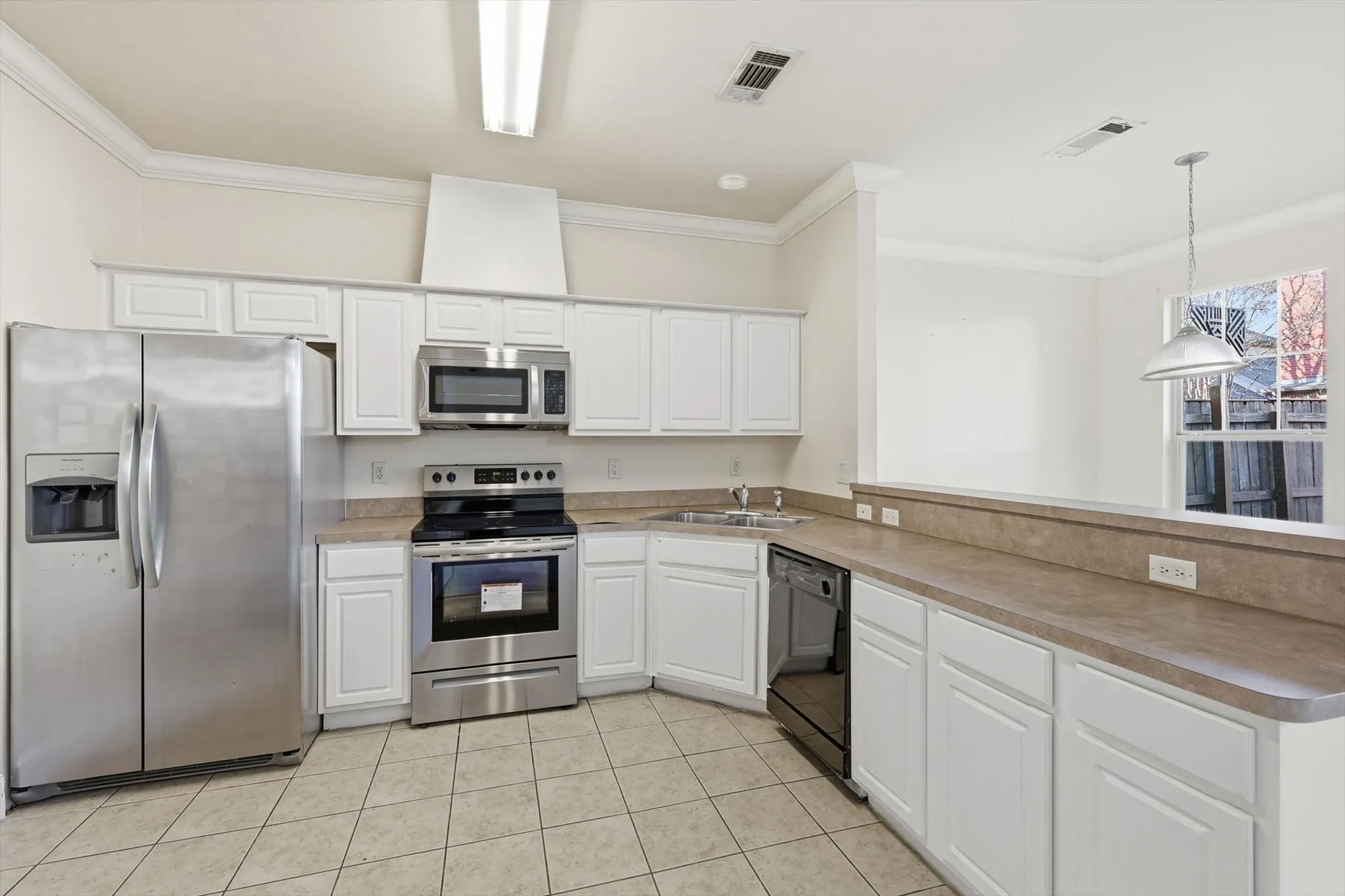 Townhouse For Sale in Dallas County , 908 Plaza Lane, Richardson, Texas 75080, 3 Bedrooms, 3 Bathrooms, 2 Garage spaces, 1,618 Sqft, built in 2004, Preowned, Price $299,900, mls#21159283, Real Estate Agent in Richardson, Homes For Sale in Dallas county, Homes For Sale in Richardson, Realtor in Richardson Texas, Real Estate Brokerage Independent Realty Texas, Luminita Cordes Realtor