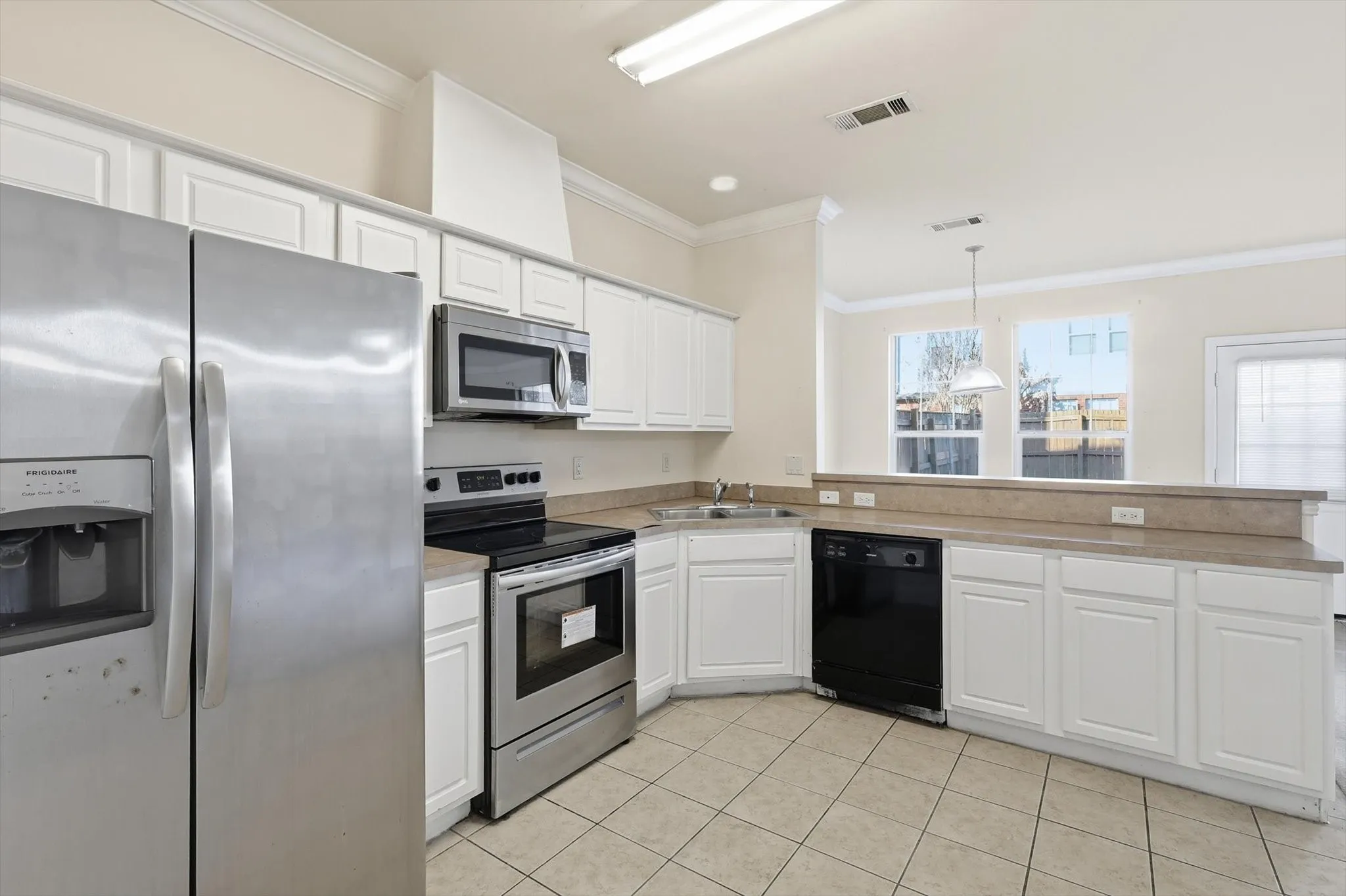 Townhouse For Sale in Dallas County , 908 Plaza Lane, Richardson, Texas 75080, 3 Bedrooms, 3 Bathrooms, 2 Garage spaces, 1,618 Sqft, built in 2004, Preowned, Price $299,900, mls#21159283, Real Estate Agent in Richardson, Homes For Sale in Dallas county, Homes For Sale in Richardson, Realtor in Richardson Texas, Real Estate Brokerage Independent Realty Texas, Luminita Cordes Realtor