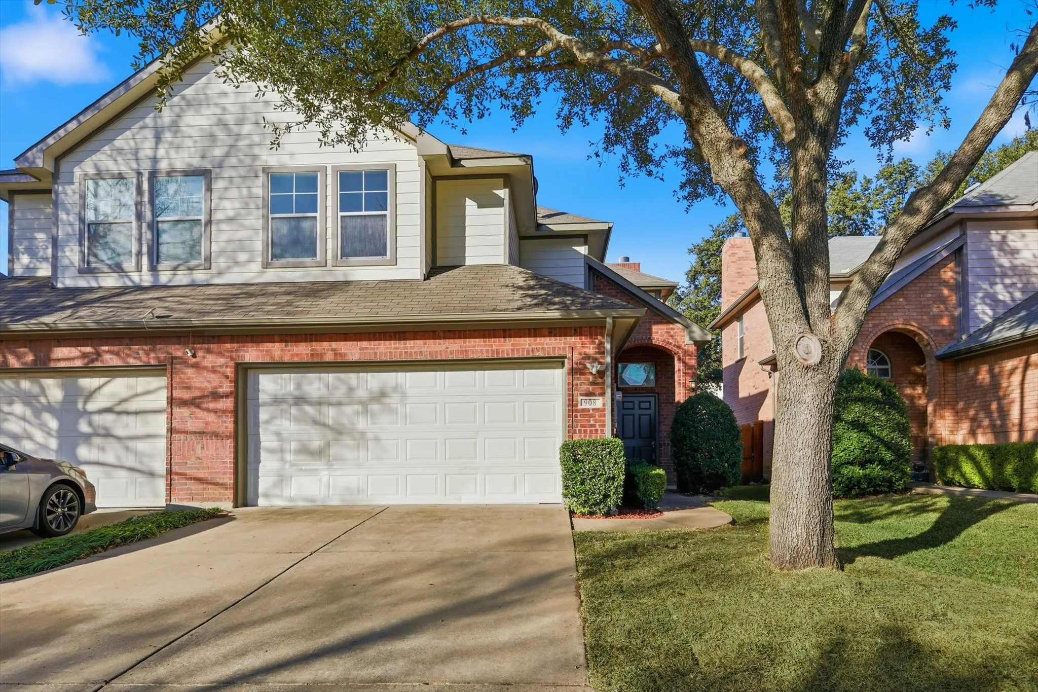 Townhouse For Sale in Dallas County , 908 Plaza Lane, Richardson, Texas 75080, 3 Bedrooms, 3 Bathrooms, 2 Garage spaces, 1,618 Sqft, built in 2004, Preowned, Price $299,900, mls#21159283, Real Estate Agent in Richardson, Homes For Sale in Dallas county, Homes For Sale in Richardson, Realtor in Richardson Texas, Real Estate Brokerage Independent Realty Texas, Luminita Cordes Realtor