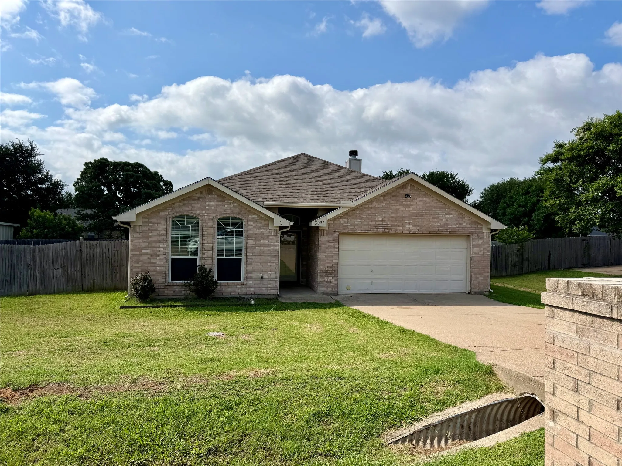 Single Family Residence For Sale in Hood County , 3005 Stroll Drive, Granbury, Texas 76049, 4 Bedroom, 2 Bathroom, 2 Garage spaces, 1,806 Sqft, built in 2005, mls#21166003, Real Estate Agent in Granbury, Homes For Sale in Hood county, Homes For Sale in Granbury, Realtor in Granbury Texas, Real Estate Brokerage Independent Realty Texas, Luminita Cordes Realtor
