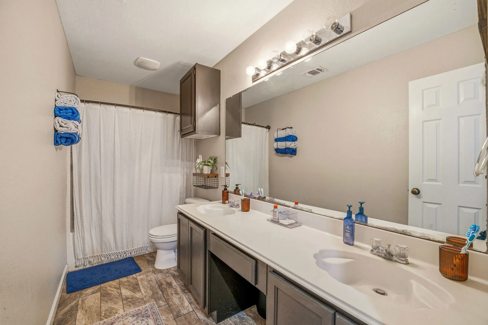 Single Family Residence For Sale in Hood County , 3005 Stroll Drive, Granbury, Texas 76049, 4 Bedroom, 2 Bathroom, 2 Garage spaces, 1,806 Sqft, built in 2005, mls#21166003, Real Estate Agent in Granbury, Homes For Sale in Hood county, Homes For Sale in Granbury, Realtor in Granbury Texas, Real Estate Brokerage Independent Realty Texas, Luminita Cordes Realtor