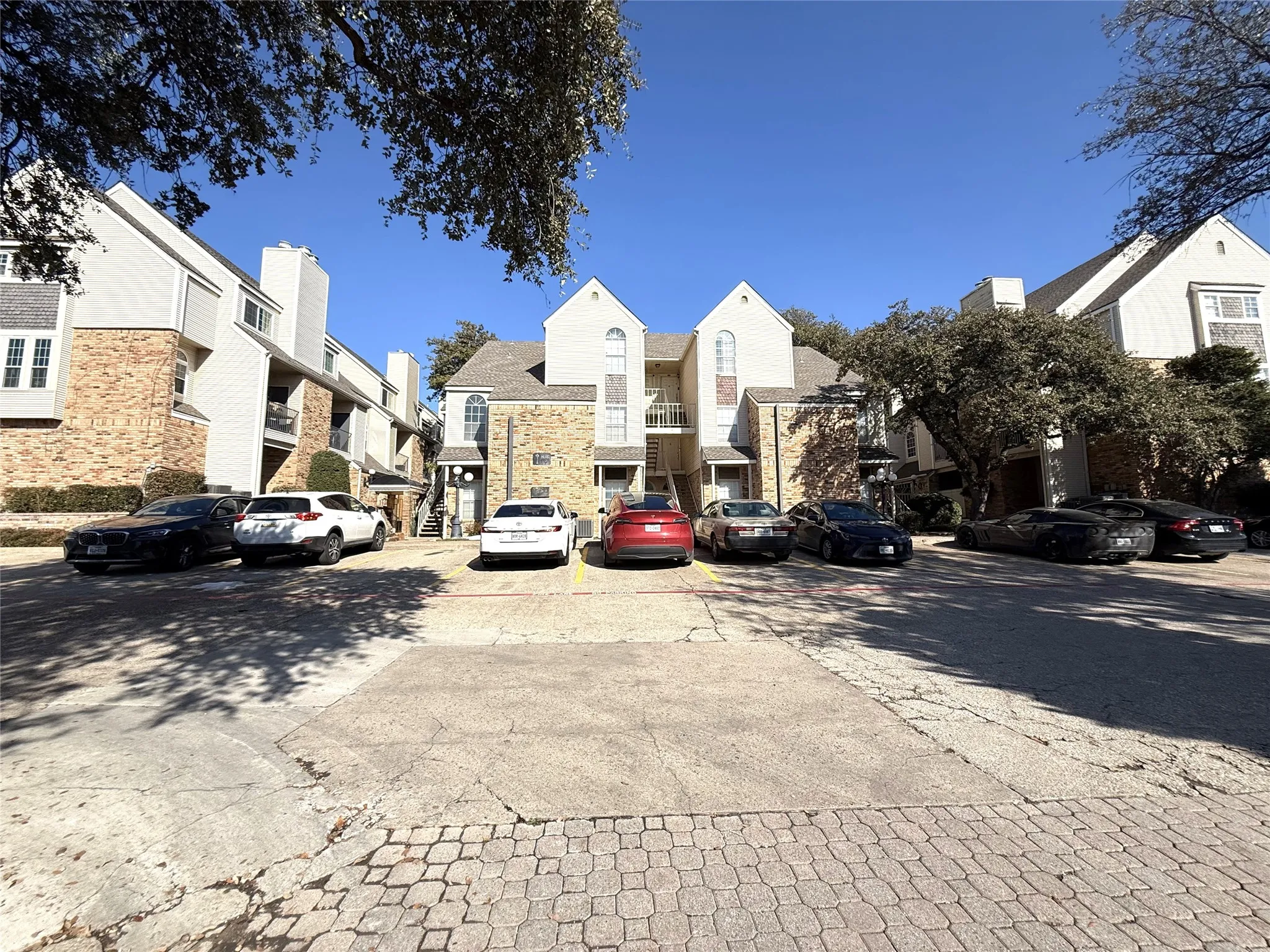 Condominium For Sale in Dallas County , 5325 Bent Tree Forest Drive 2230, Dallas, Texas 75248, 1 Bedroom, 2 Bathrooms, Garage spaces, 1,028 Sqft, built in 1983, Preowned, Price $159,900, mls#21167264, Real Estate Agent in Dallas, Homes For Sale in Dallas county, Homes For Sale in Dallas, Realtor in Dallas Texas, Real Estate Brokerage Independent Realty Texas, Luminita Cordes Realtor
