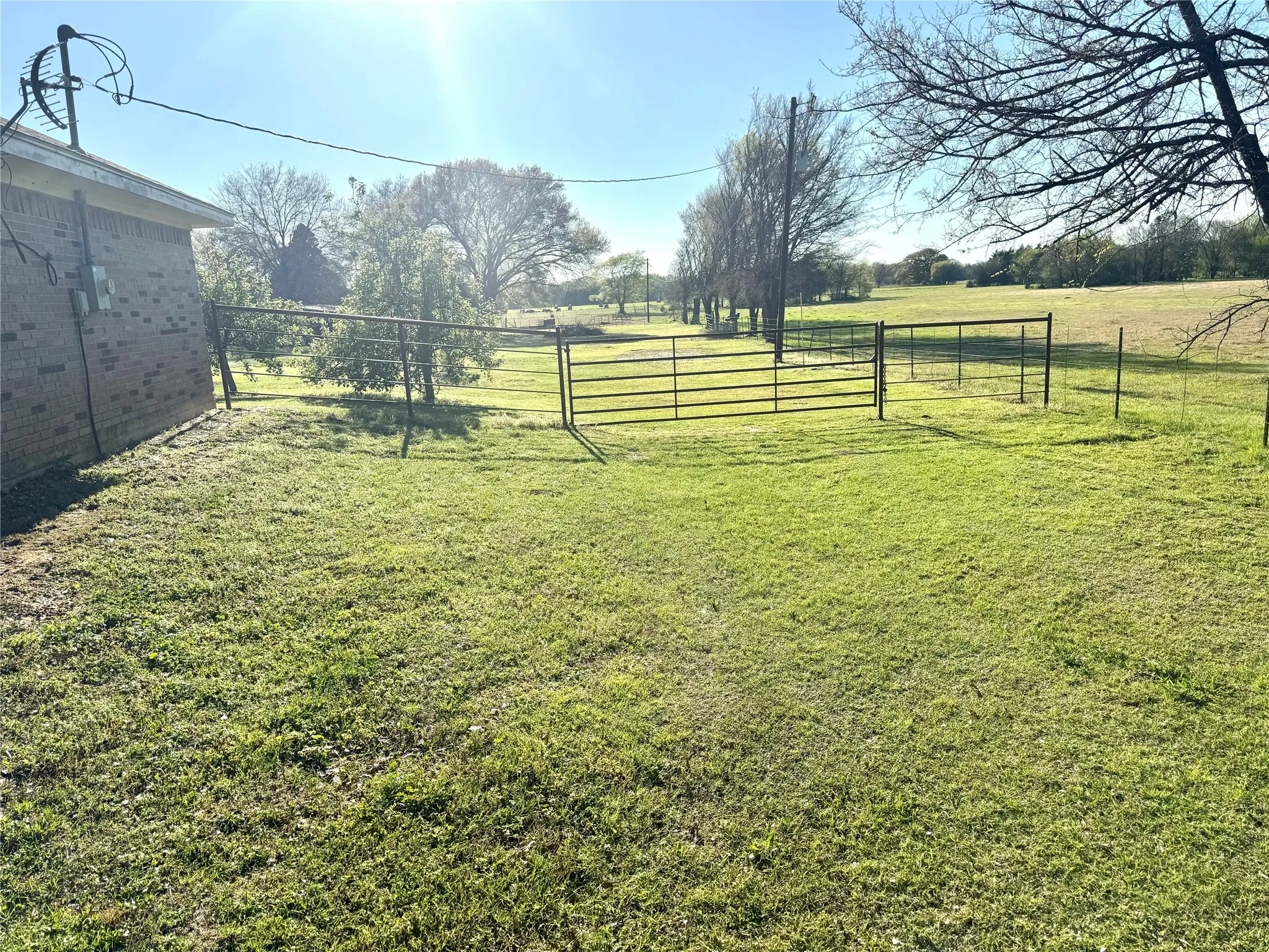 Single Family Residence For Sale in Fannin County , 205 County Road 1135, Ravenna, Texas 75476, 2 Bedroom, 1 Bathroom, Garage spaces, 962 Sqft, built in 1999, mls#21168518, Real Estate Agent in Ravenna, Homes For Sale in Fannin county, Homes For Sale in Ravenna, Realtor in Ravenna Texas, Real Estate Brokerage Independent Realty Texas, Luminita Cordes Realtor