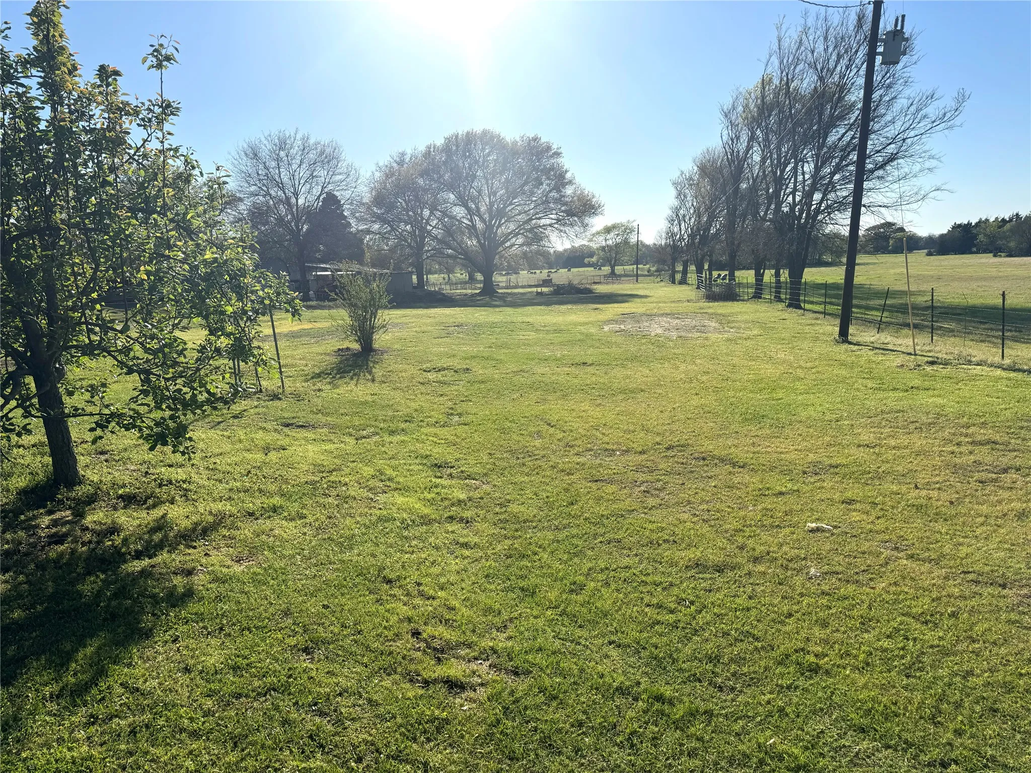 Single Family Residence For Sale in Fannin County , 205 County Road 1135, Ravenna, Texas 75476, 2 Bedroom, 1 Bathroom, Garage spaces, 962 Sqft, built in 1999, mls#21168518, Real Estate Agent in Ravenna, Homes For Sale in Fannin county, Homes For Sale in Ravenna, Realtor in Ravenna Texas, Real Estate Brokerage Independent Realty Texas, Luminita Cordes Realtor