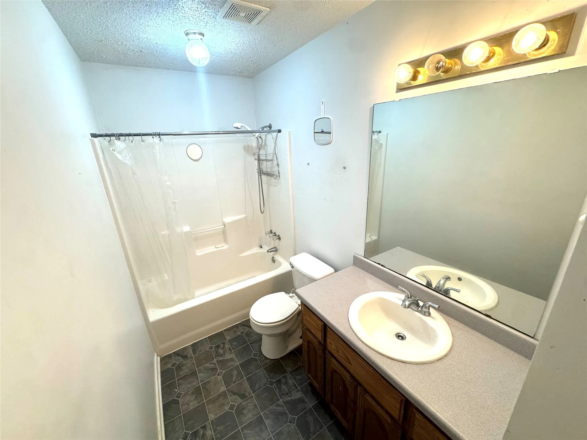 Single Family Residence For Sale in Fannin County , 205 County Road 1135, Ravenna, Texas 75476, 2 Bedroom, 1 Bathroom, Garage spaces, 962 Sqft, built in 1999, mls#21168518, Real Estate Agent in Ravenna, Homes For Sale in Fannin county, Homes For Sale in Ravenna, Realtor in Ravenna Texas, Real Estate Brokerage Independent Realty Texas, Luminita Cordes Realtor