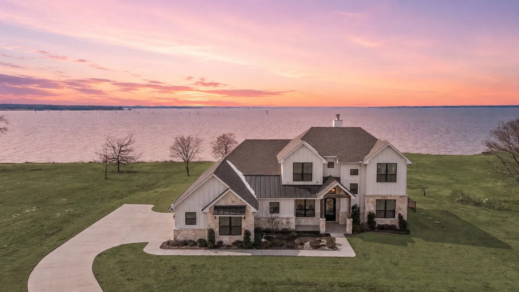 Single Family Residence For Sale in Navarro County , 3016 Lake Ridge Drive, Streetman, Texas 75859, 4 Bedroom, 4 Bathroom, 3 Garage spaces, 3,402 Sqft, built in 2022, mls#21160652, Real Estate Agent in Streetman, Homes For Sale in Navarro county, Homes For Sale in Streetman, Realtor in Streetman Texas, Real Estate Brokerage Independent Realty Texas, Luminita Cordes Realtor