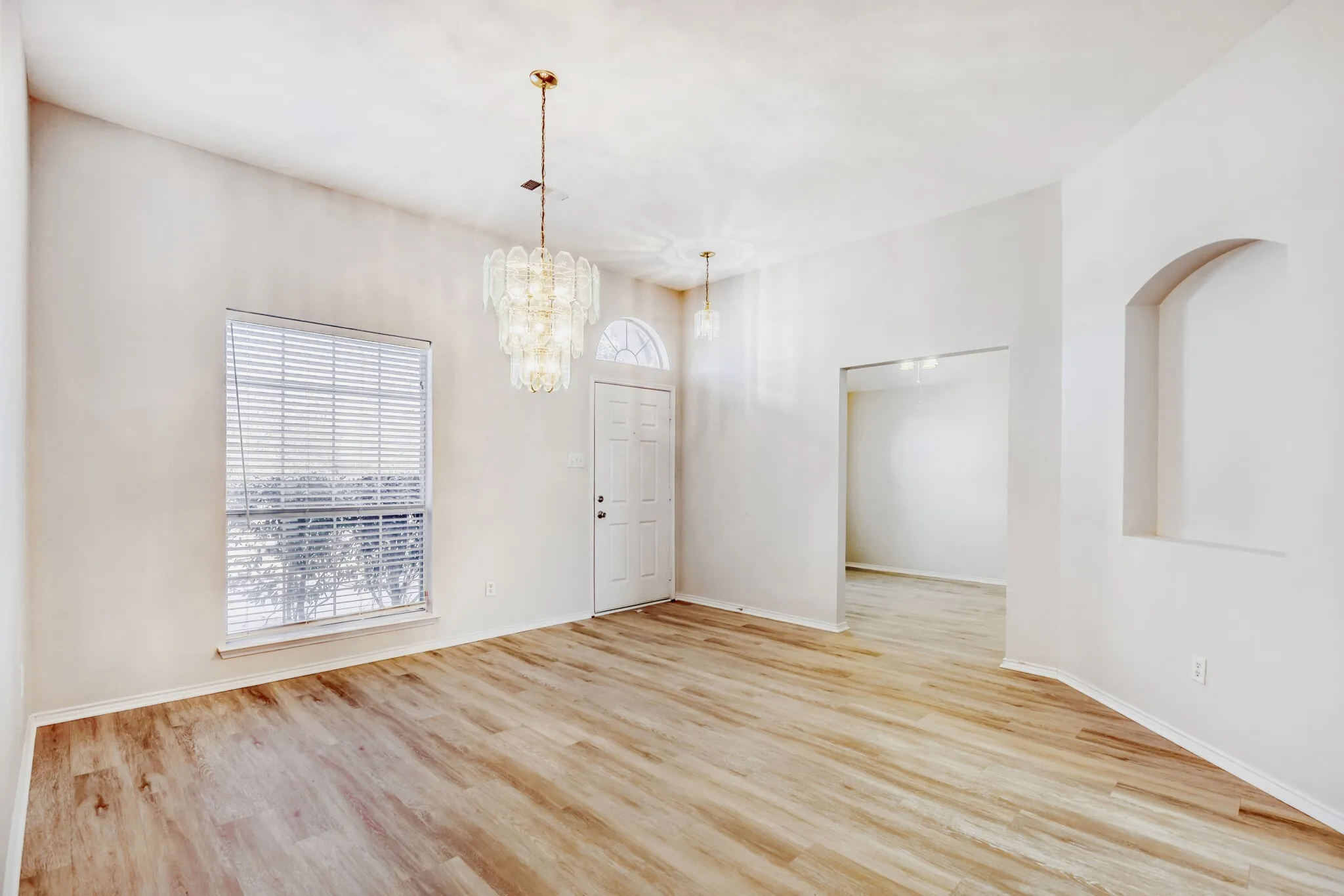 Single Family Residence For Sale in Collin County , 15835 Durango Drive, Frisco, Texas 75035, 3 Bedroom, 2 Bathroom, 2 Garage spaces, 2,013 Sqft, built in 2005, mls#21167066, Real Estate Agent in Frisco, Homes For Sale in Collin county, Homes For Sale in Frisco, Realtor in Frisco Texas, Real Estate Brokerage Independent Realty Texas, Luminita Cordes Realtor