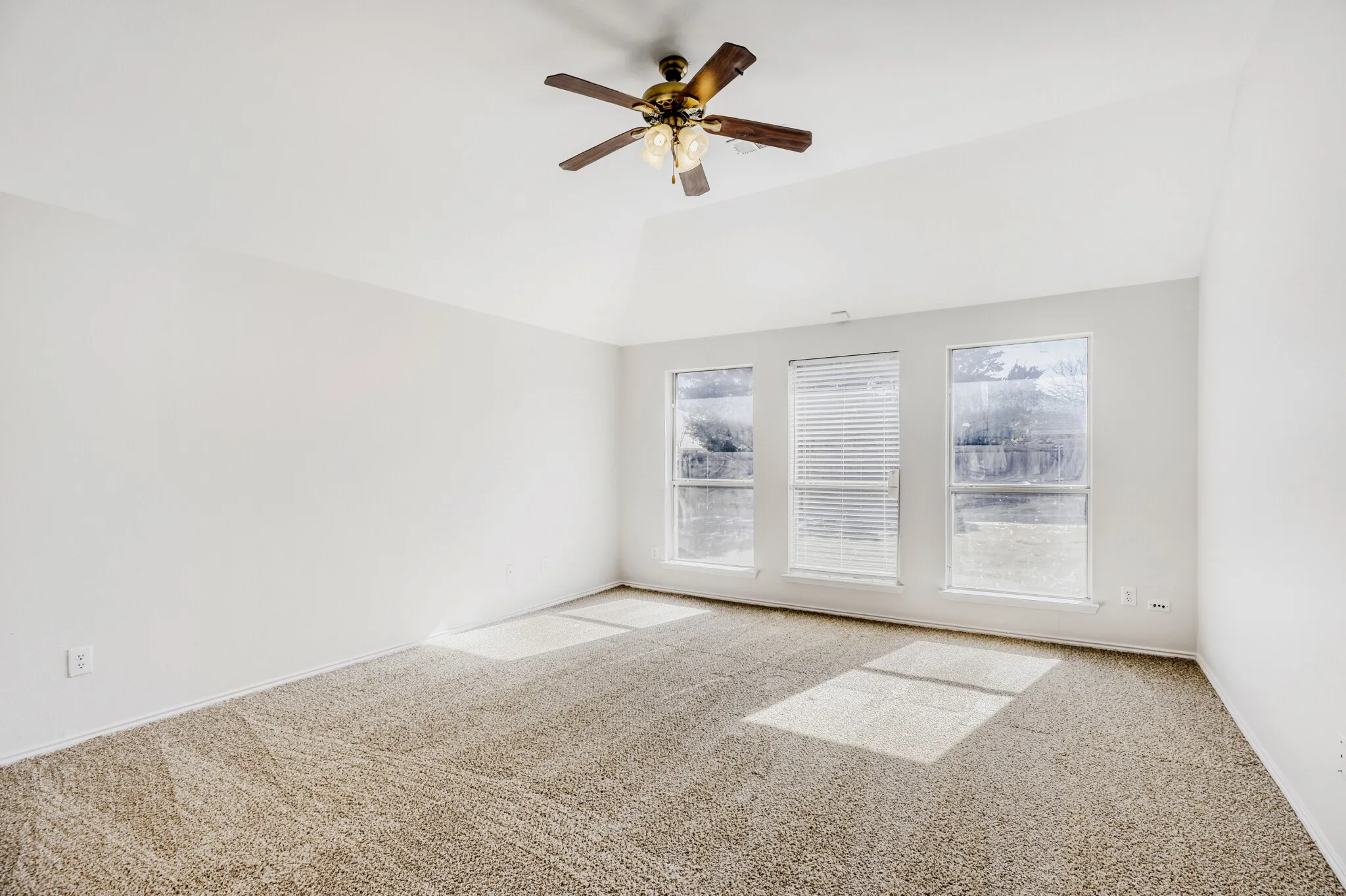 Single Family Residence For Sale in Collin County , 15835 Durango Drive, Frisco, Texas 75035, 3 Bedroom, 2 Bathroom, 2 Garage spaces, 2,013 Sqft, built in 2005, mls#21167066, Real Estate Agent in Frisco, Homes For Sale in Collin county, Homes For Sale in Frisco, Realtor in Frisco Texas, Real Estate Brokerage Independent Realty Texas, Luminita Cordes Realtor
