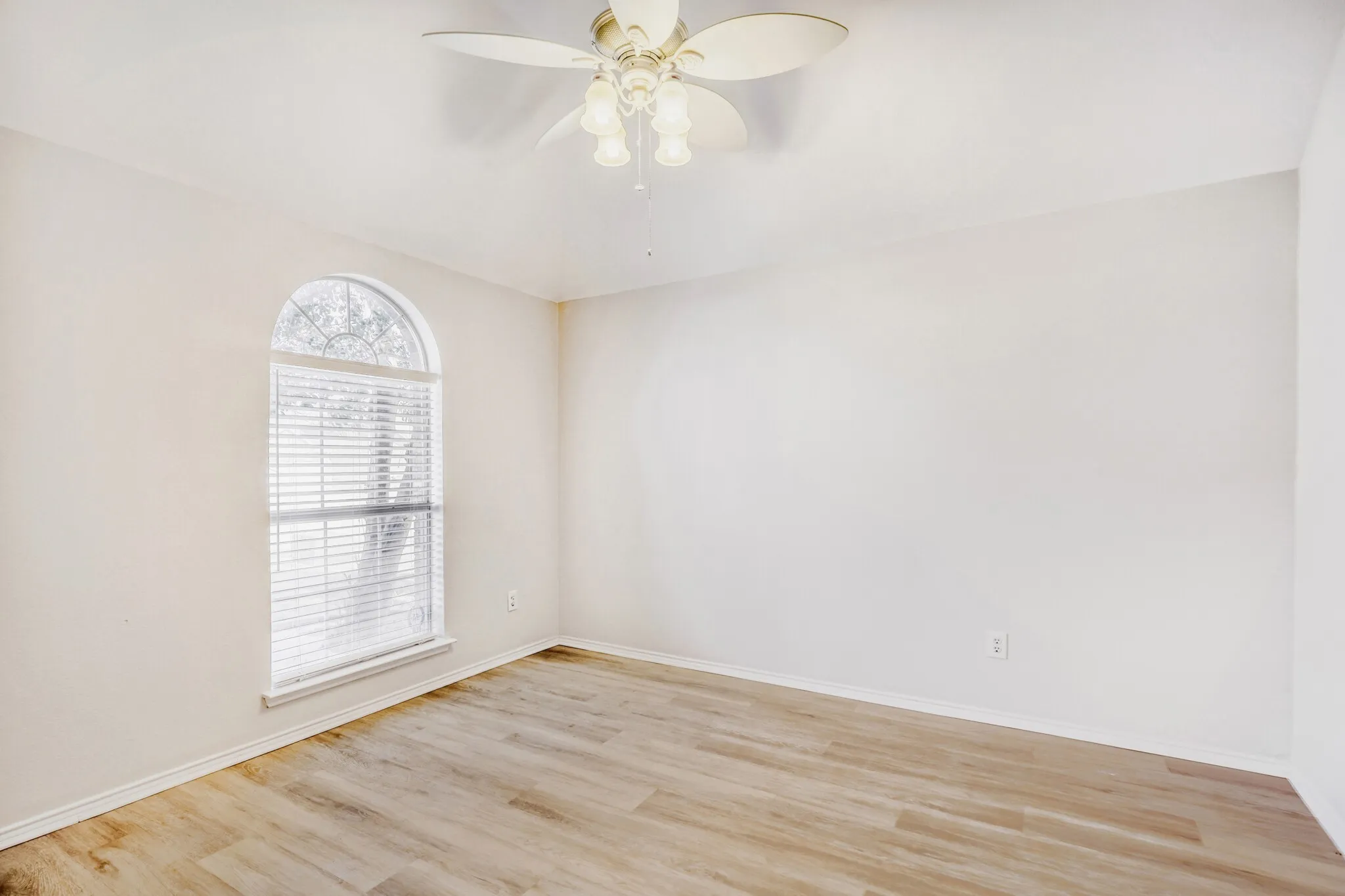 Single Family Residence For Sale in Collin County , 15835 Durango Drive, Frisco, Texas 75035, 3 Bedroom, 2 Bathroom, 2 Garage spaces, 2,013 Sqft, built in 2005, mls#21167066, Real Estate Agent in Frisco, Homes For Sale in Collin county, Homes For Sale in Frisco, Realtor in Frisco Texas, Real Estate Brokerage Independent Realty Texas, Luminita Cordes Realtor
