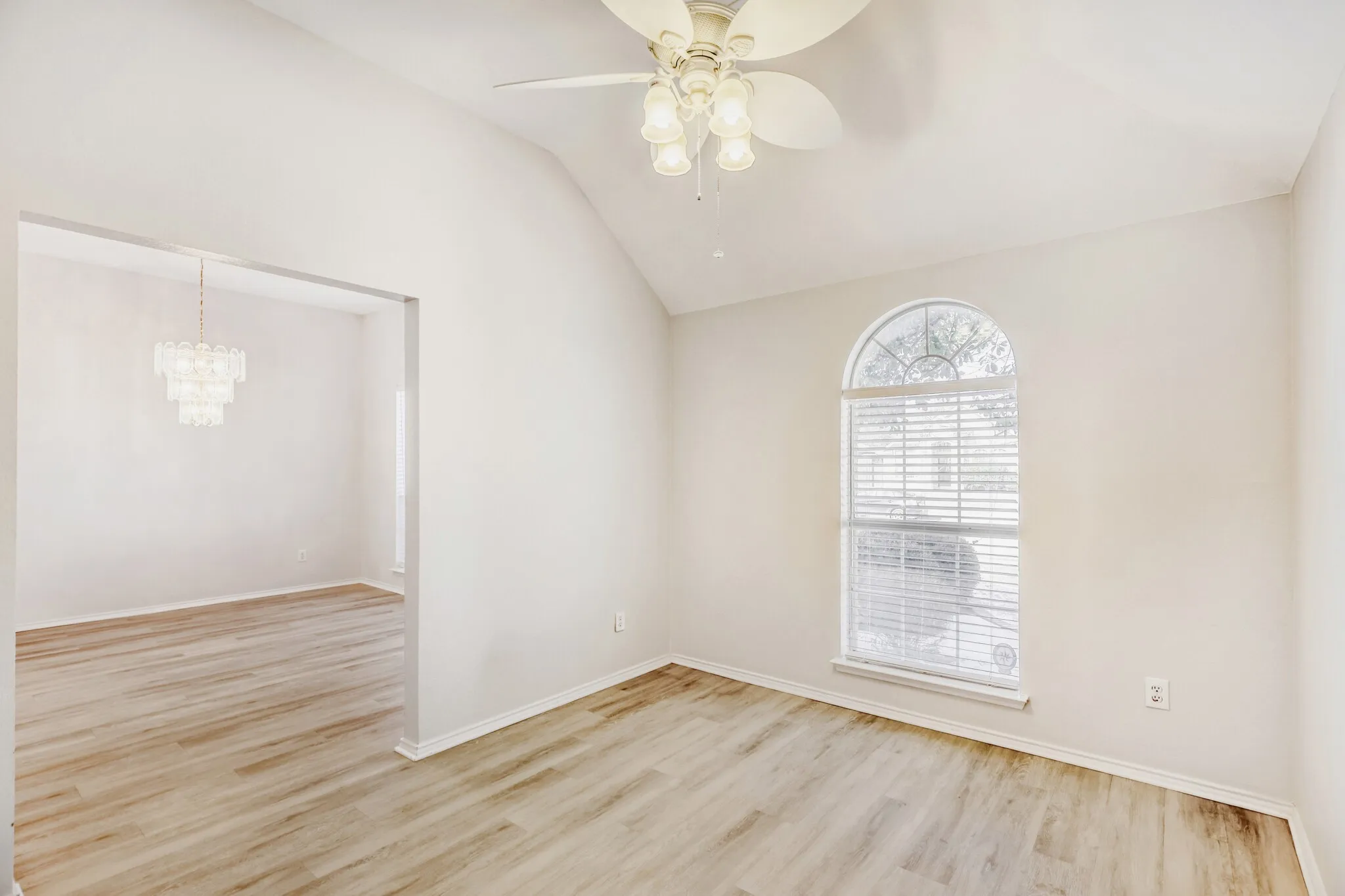 Single Family Residence For Sale in Collin County , 15835 Durango Drive, Frisco, Texas 75035, 3 Bedroom, 2 Bathroom, 2 Garage spaces, 2,013 Sqft, built in 2005, mls#21167066, Real Estate Agent in Frisco, Homes For Sale in Collin county, Homes For Sale in Frisco, Realtor in Frisco Texas, Real Estate Brokerage Independent Realty Texas, Luminita Cordes Realtor