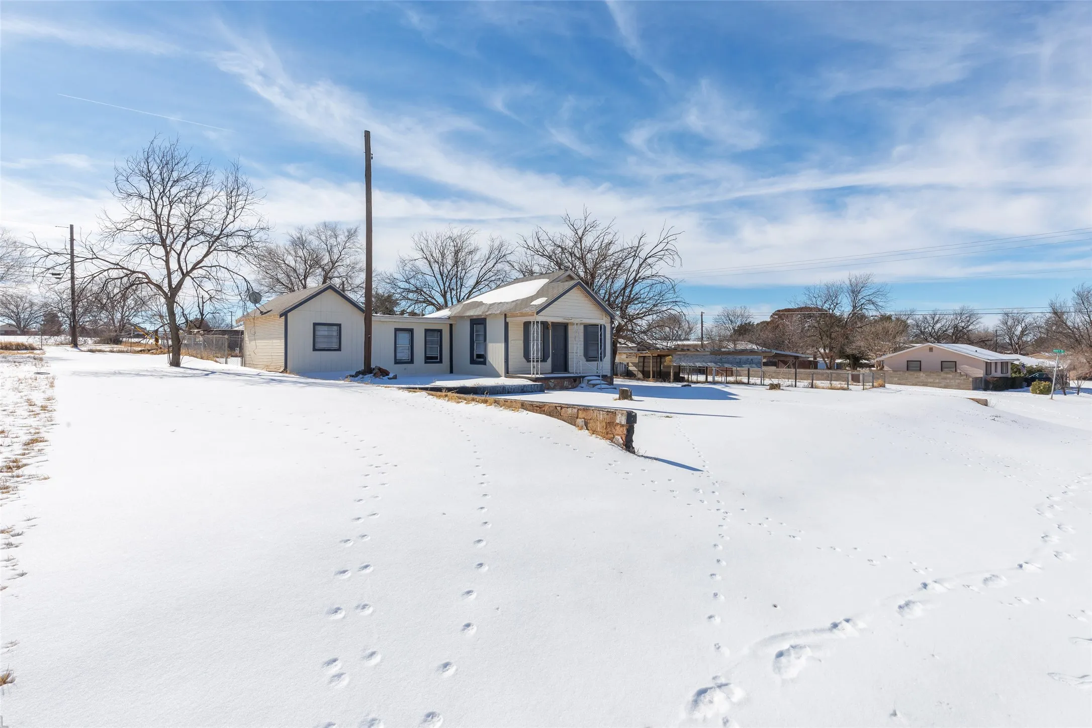 Single Family Residence For Sale in Nolan County , 1902 Bristol Drive, Sweetwater, Texas 79556, 2 Bedrooms, 1 Bathroom, Garage spaces, 980 Sqft, built in 1944, Price $93,000, mls#21165735, Real Estate Agent in Sweetwater, Homes For Sale in Nolan county, Homes For Sale in Sweetwater, Realtor in Sweetwater Texas, Real Estate Brokerage Independent Realty Texas, Luminita Cordes Realtor
