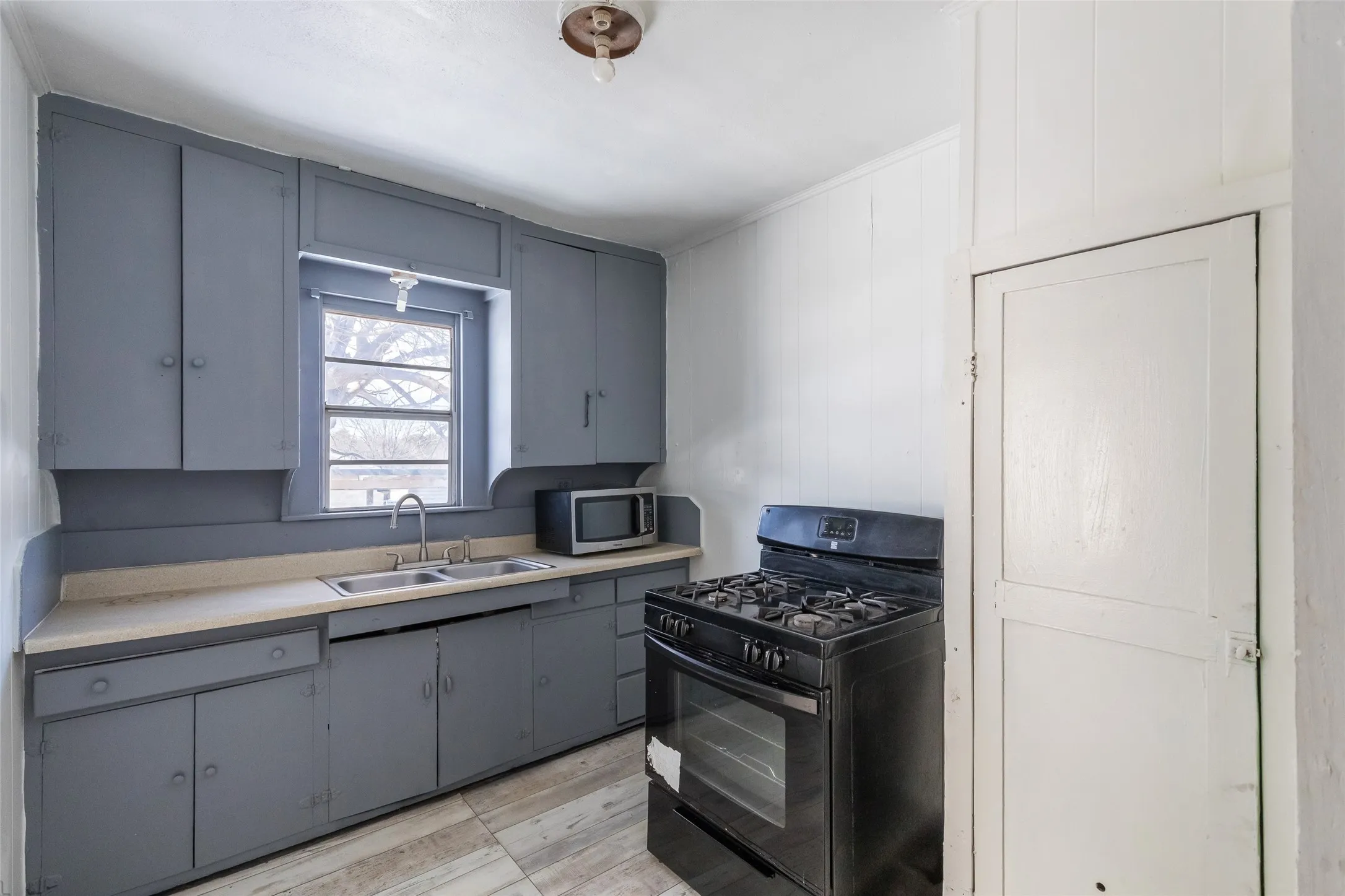 Single Family Residence For Sale in Nolan County , 1902 Bristol Drive, Sweetwater, Texas 79556, 2 Bedrooms, 1 Bathroom, Garage spaces, 980 Sqft, built in 1944, Price $93,000, mls#21165735, Real Estate Agent in Sweetwater, Homes For Sale in Nolan county, Homes For Sale in Sweetwater, Realtor in Sweetwater Texas, Real Estate Brokerage Independent Realty Texas, Luminita Cordes Realtor