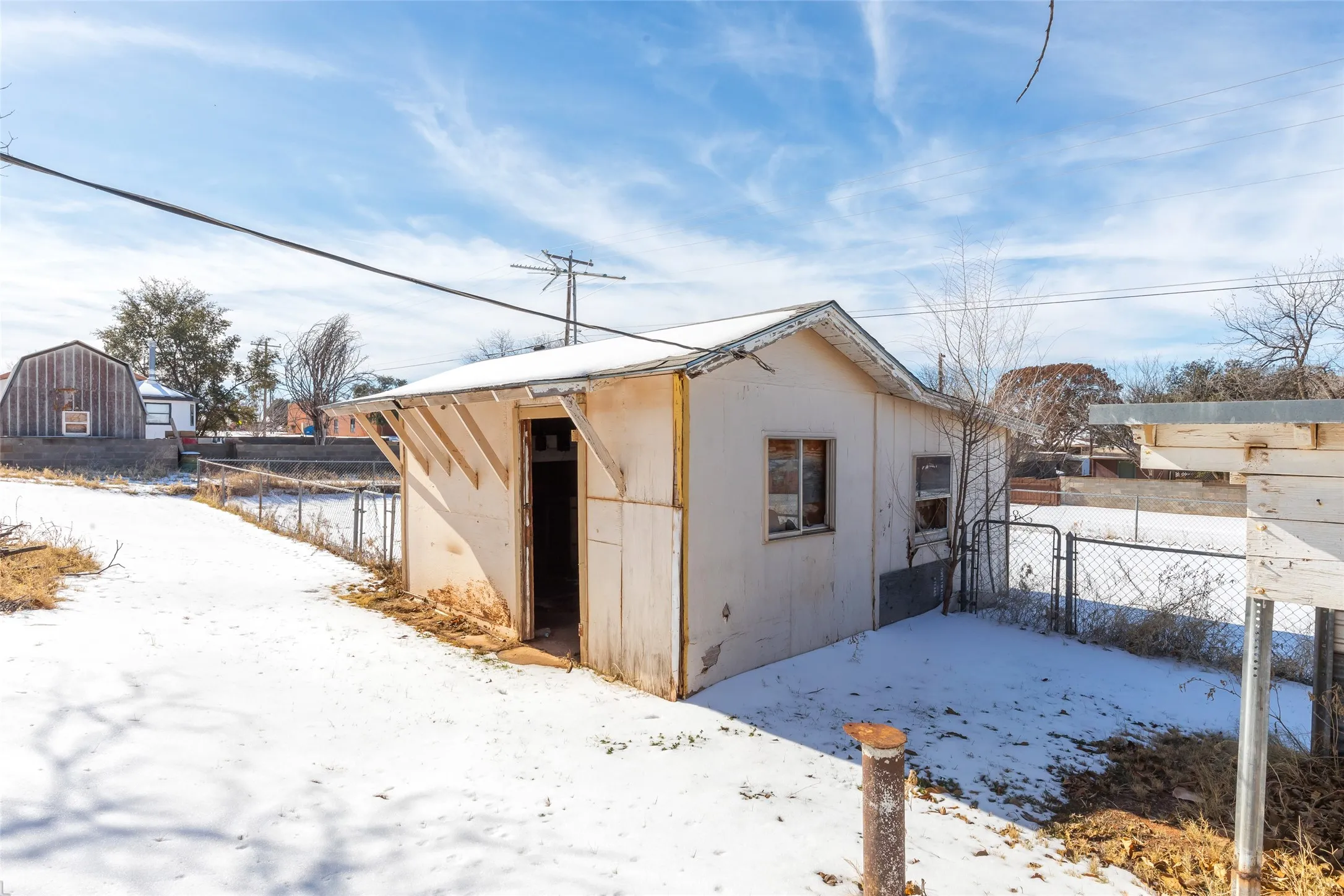 Single Family Residence For Sale in Nolan County , 1902 Bristol Drive, Sweetwater, Texas 79556, 2 Bedrooms, 1 Bathroom, Garage spaces, 980 Sqft, built in 1944, Price $93,000, mls#21165735, Real Estate Agent in Sweetwater, Homes For Sale in Nolan county, Homes For Sale in Sweetwater, Realtor in Sweetwater Texas, Real Estate Brokerage Independent Realty Texas, Luminita Cordes Realtor