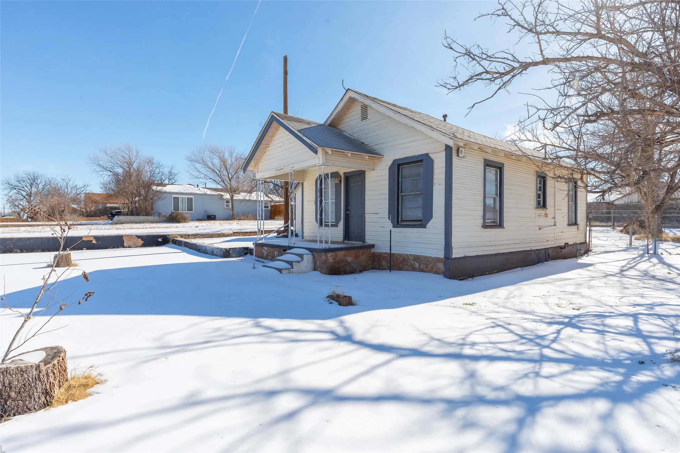 Single Family Residence For Sale in Nolan County , 1902 Bristol Drive, Sweetwater, Texas 79556, 2 Bedrooms, 1 Bathroom, Garage spaces, 980 Sqft, built in 1944, Price $93,000, mls#21165735, Real Estate Agent in Sweetwater, Homes For Sale in Nolan county, Homes For Sale in Sweetwater, Realtor in Sweetwater Texas, Real Estate Brokerage Independent Realty Texas, Luminita Cordes Realtor